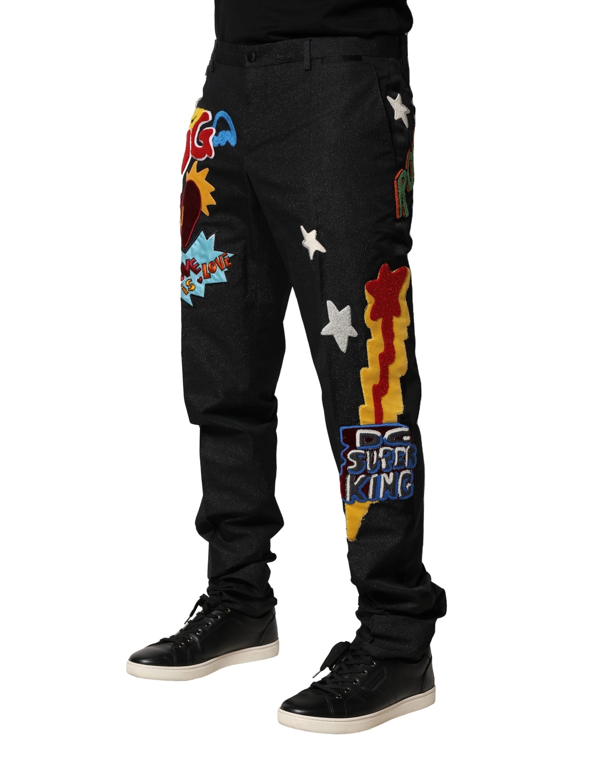 Pantalon pour homme Dolce & Gabbana noir avec broderie graphique et détails élégants, style moderne et sophistiqué.