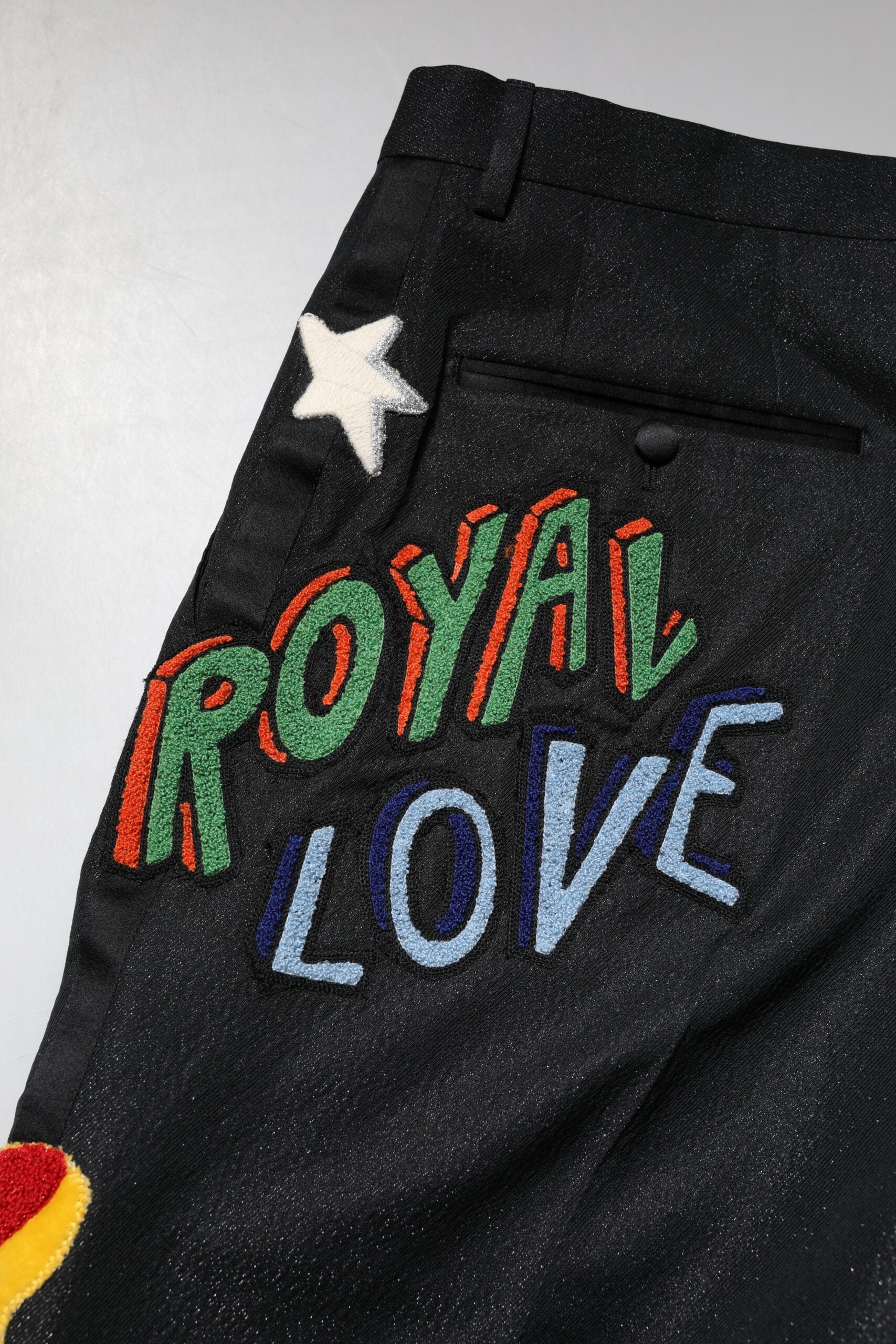 Pantalon homme noir Dolce & Gabbana avec broderie graphique élégante et détails mode distinctifs.