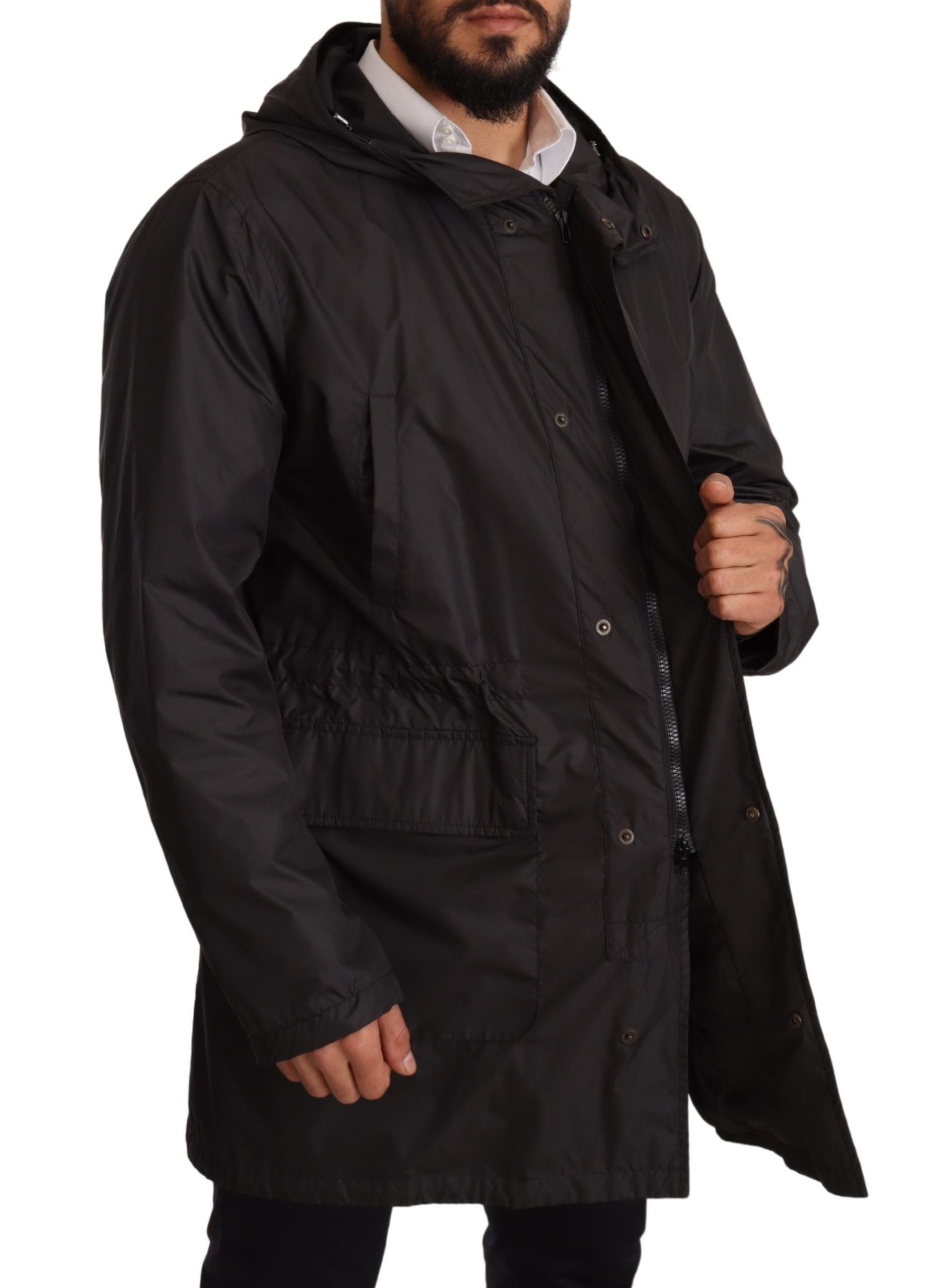 Manteau trench pour homme Dolce & Gabbana noir avec capuche, coupe élégante et détails sophistiqués.
