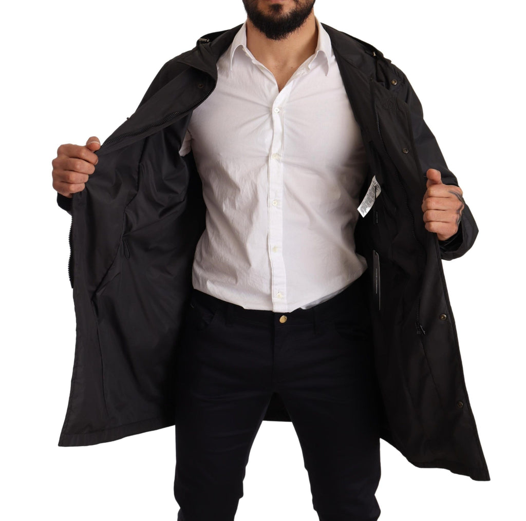 Manteau trench noir pour homme de marque Dolce & Gabbana avec capuche, vue de face sur un modèle.