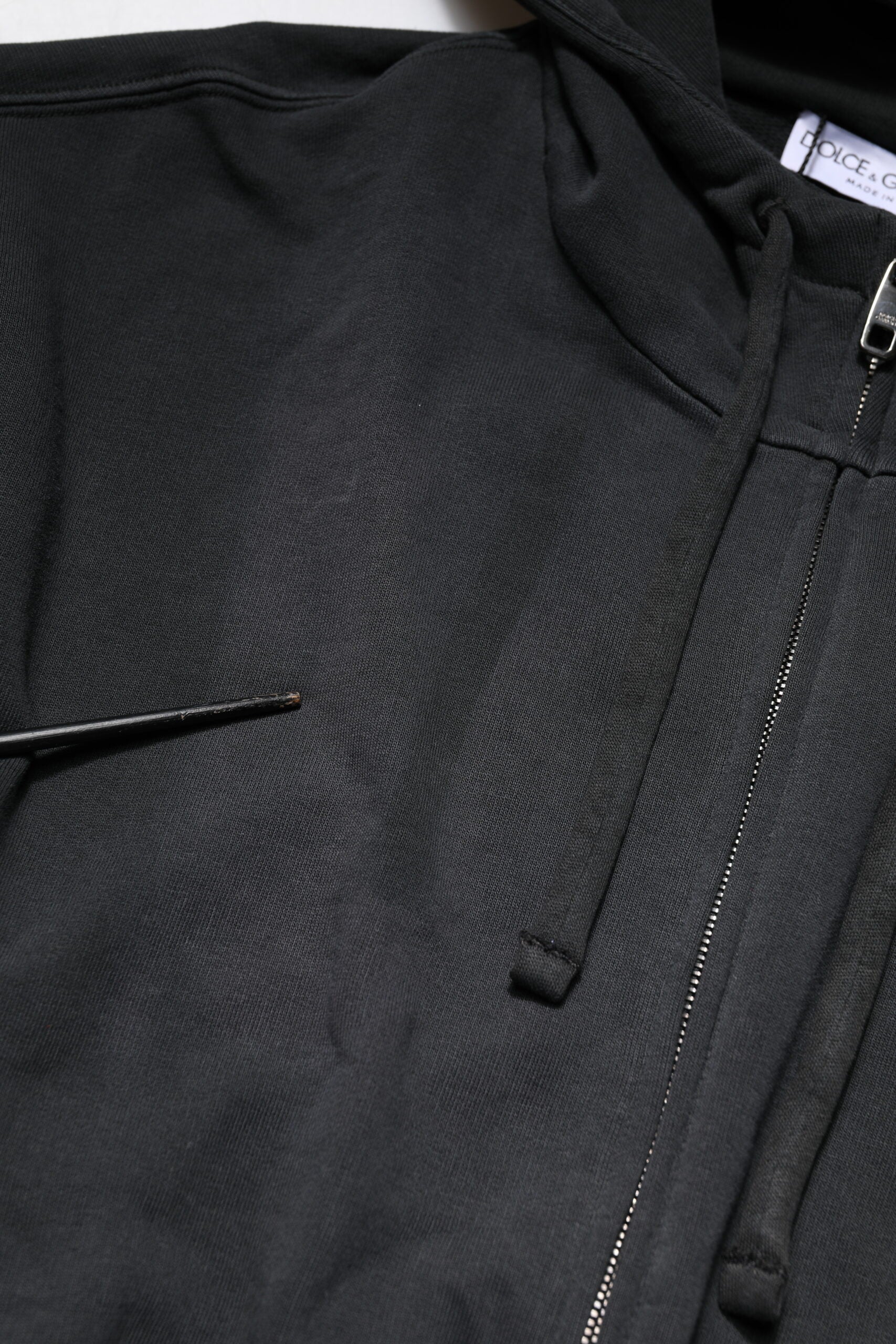 Sweat à capuche homme Dolce & Gabbana noir avec logo, fermeture éclair complète et design décontracté visible sur l'image.
