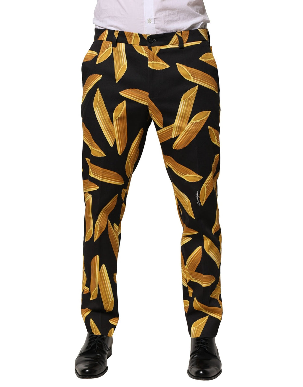 Pantalon homme Dolce & Gabbana noir à motif pasta élégant, coupe tapered, en tissu léger avec détails stylés.