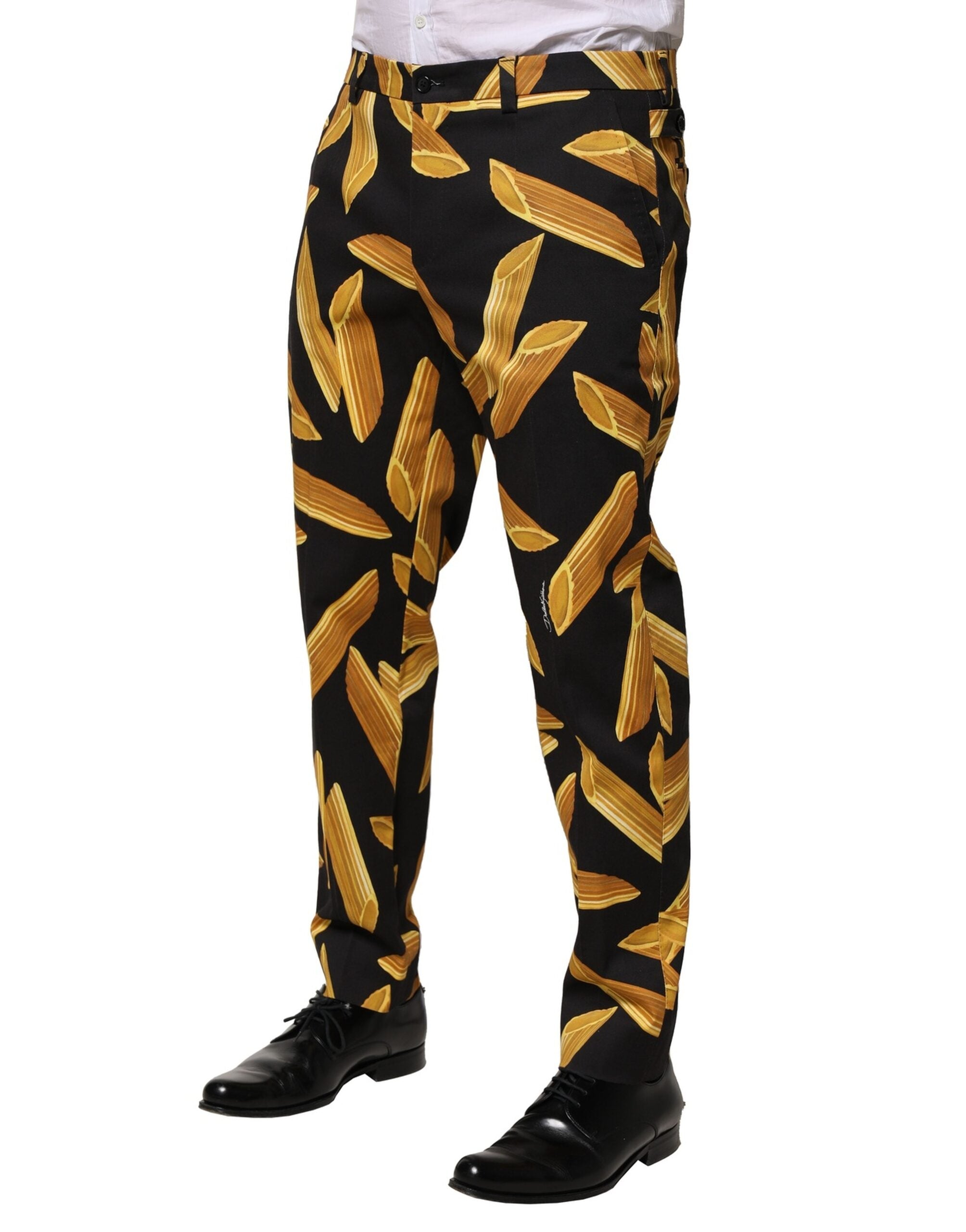 Pantalon pour homme noir Dolce & Gabbana avec motif pâtes, coupe tapered, en tissu léger.