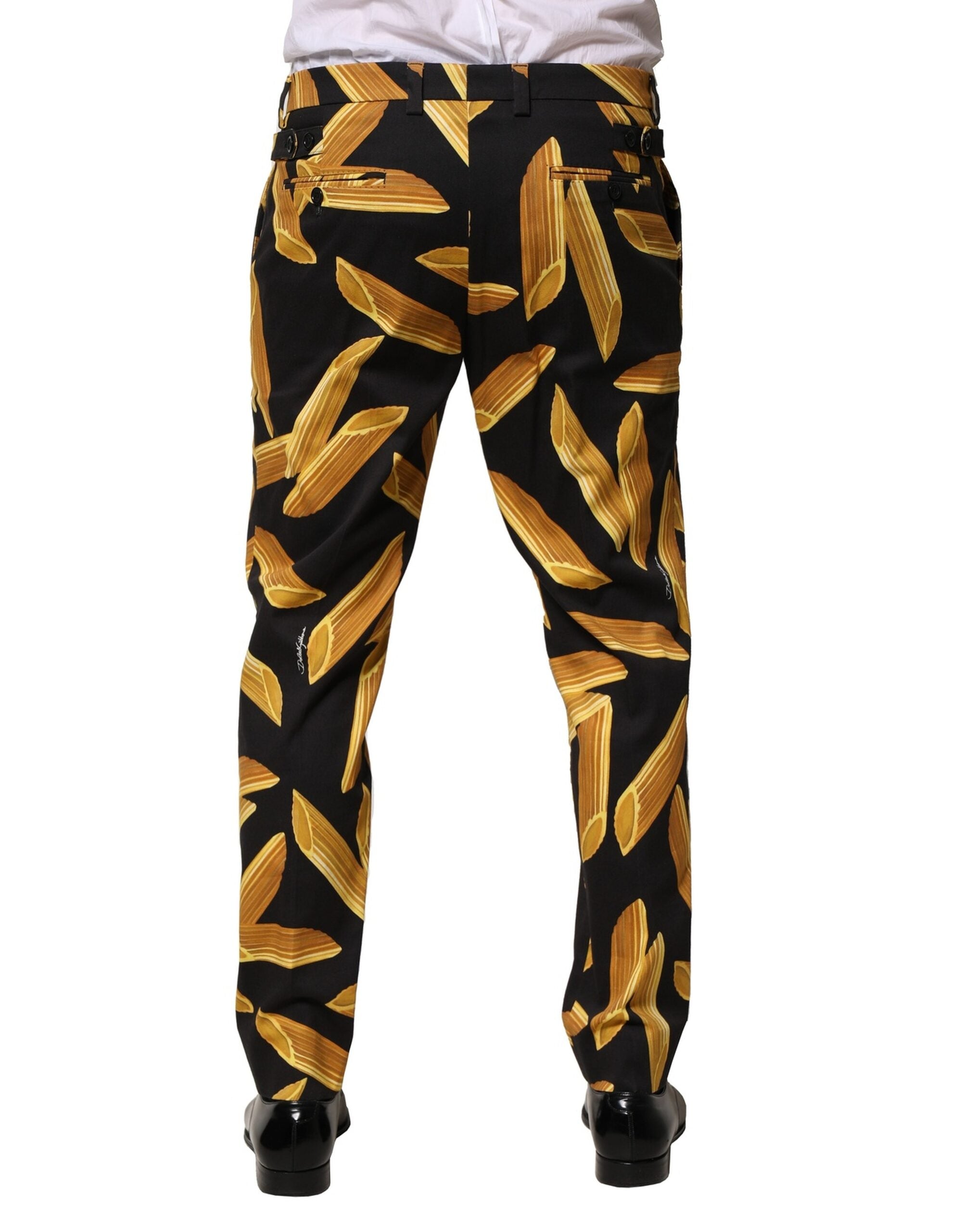 Pantalon homme noir Dolce & Gabbana avec imprimé pâtes en coupe tapered, style tendance et élégant.
