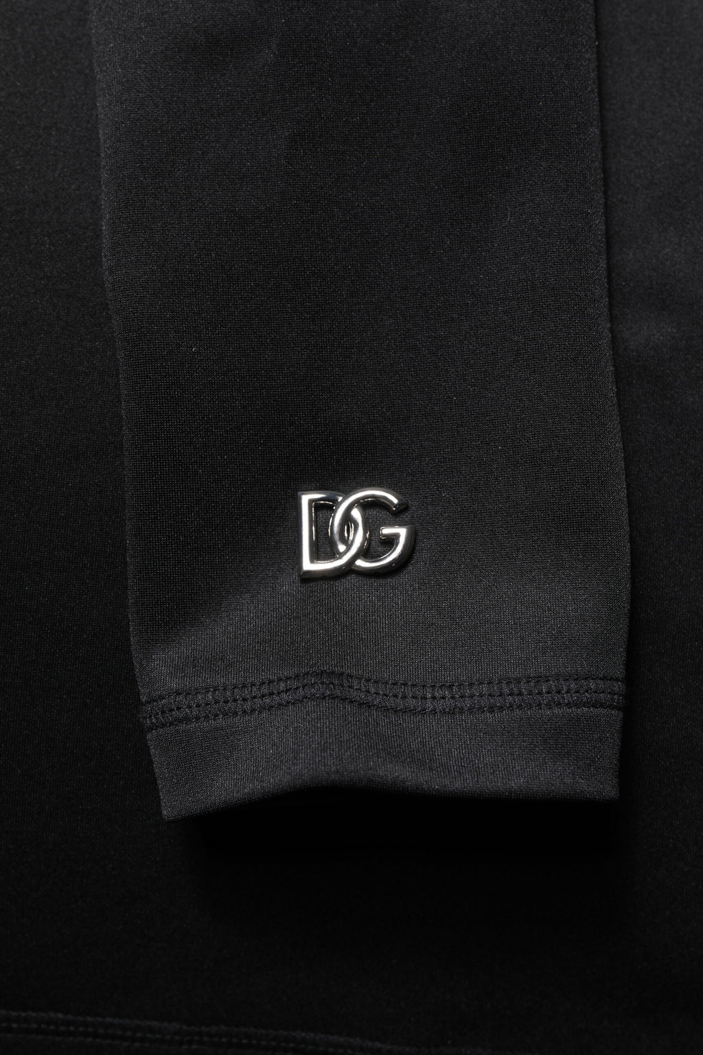 Pull noir en polyester Dolce & Gabbana avec col roulé, pull-over élégant et décontracté, porté sur un mannequin.