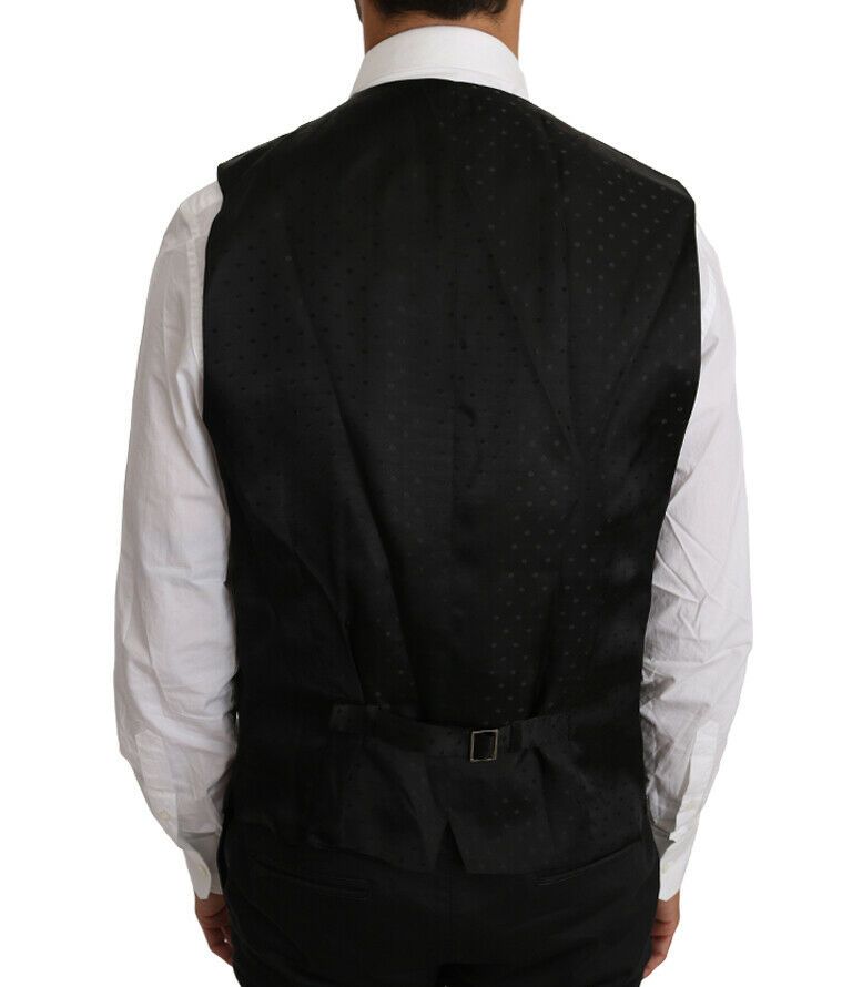 Gilet en laine et soie noire de Dolce & Gabbana, élégant et classique, porté sur un mannequin.