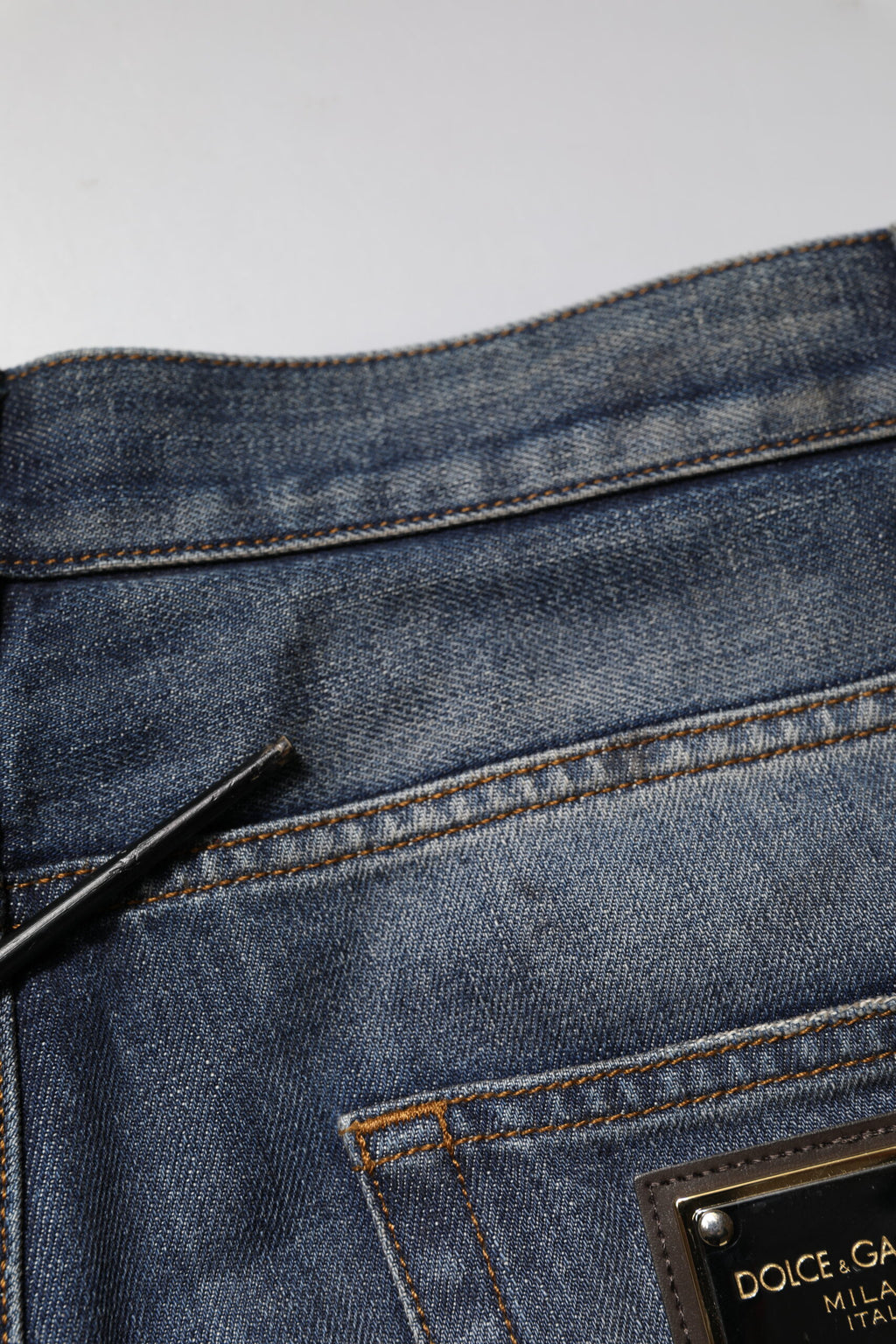 Jeans pour homme Dolce & Gabbana bleu délavé et déchiré en coton, style casual avec aspect usé.