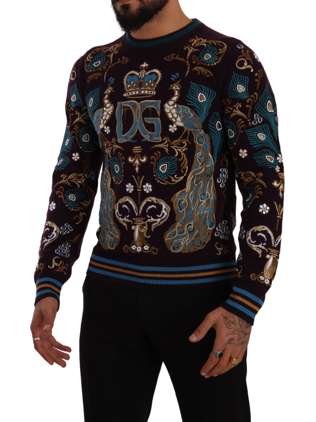 Pull en cachemire Bordeaux de Dolce & Gabbana avec broderie de couronne DG, douceur et élégance visibles sur l'image.
