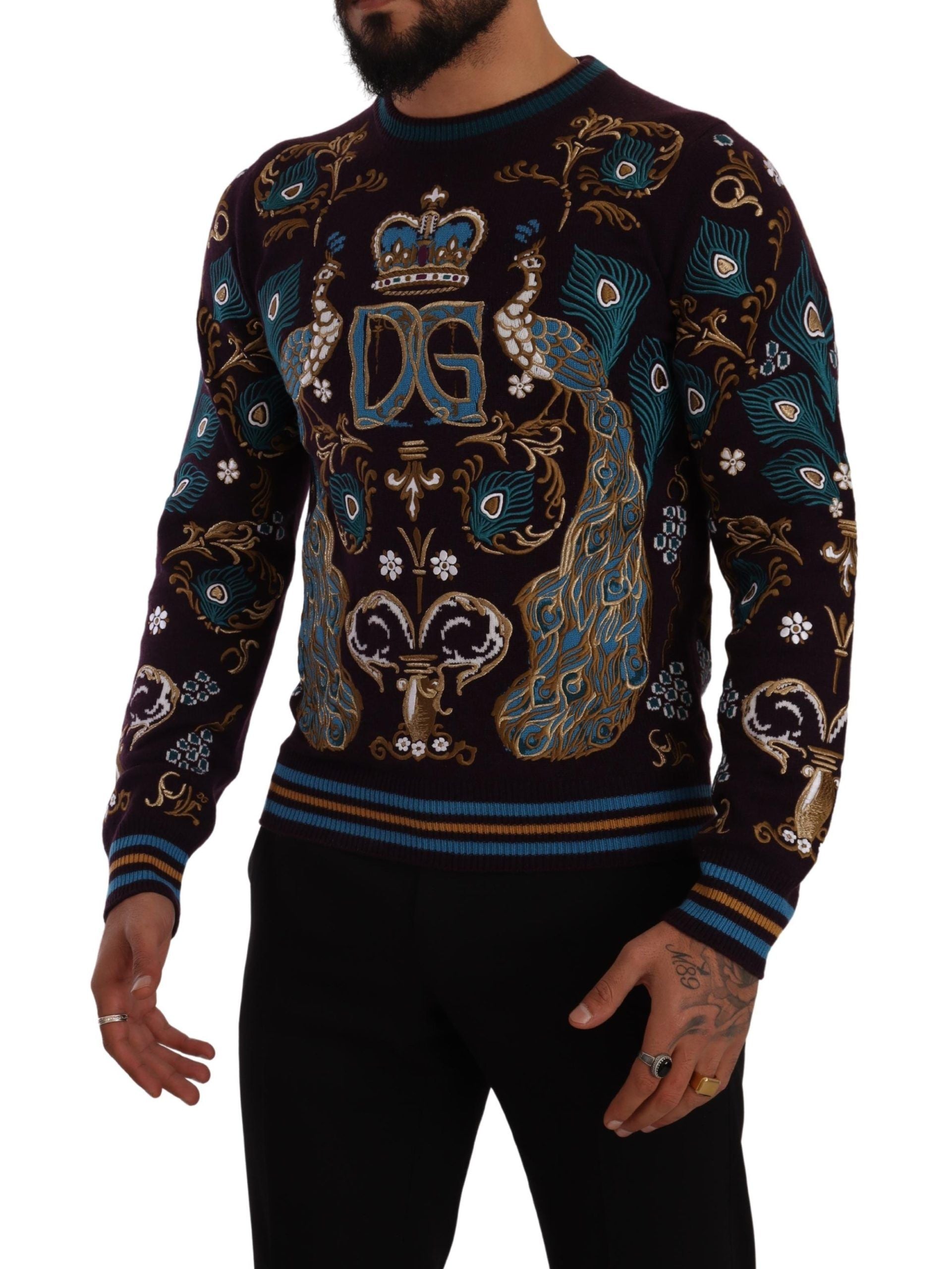 Pull en cachemire Bordeaux de Dolce & Gabbana avec broderie de couronne DG, douceur et élégance visibles sur l'image.
