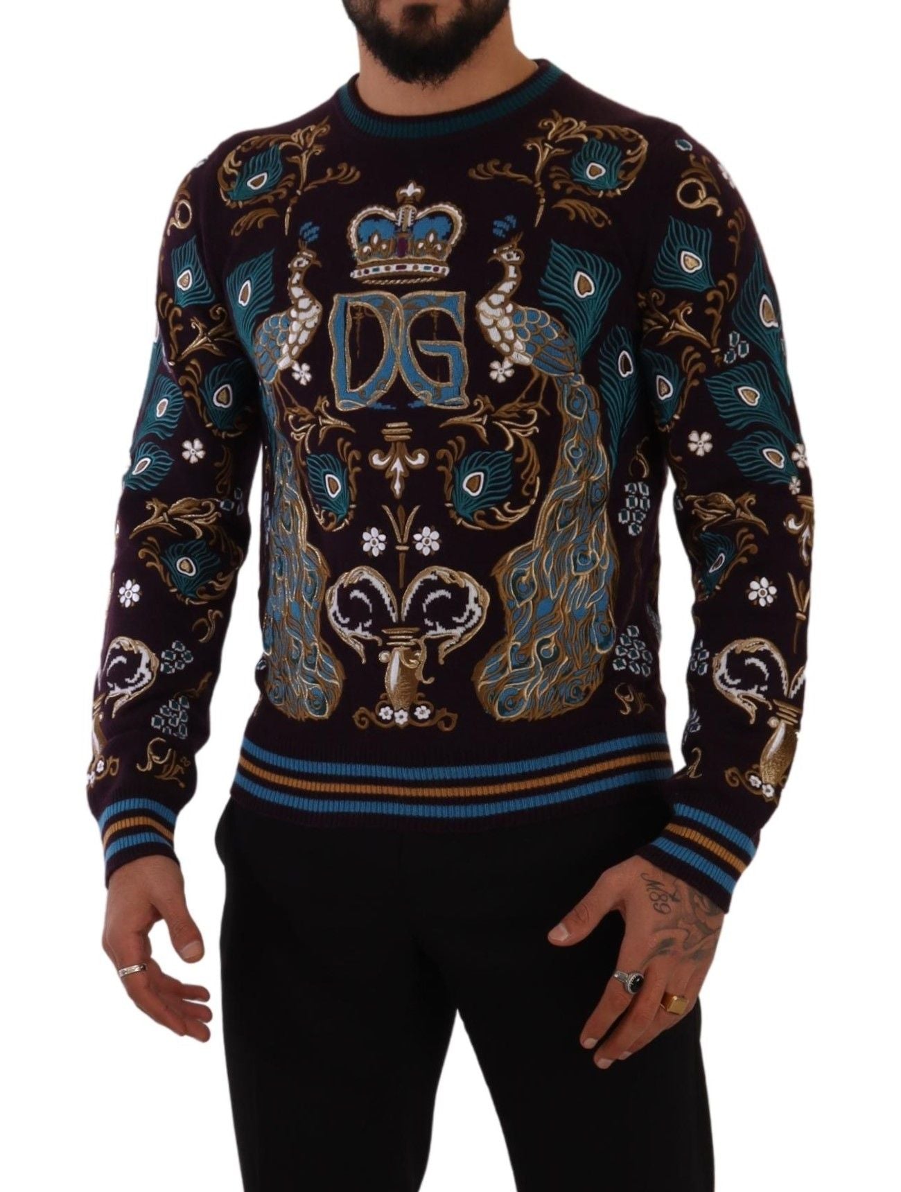 Pull en cachemire Bordeaux Dolce & Gabbana avec broderie de la couronne DG, style élégant et confortable.