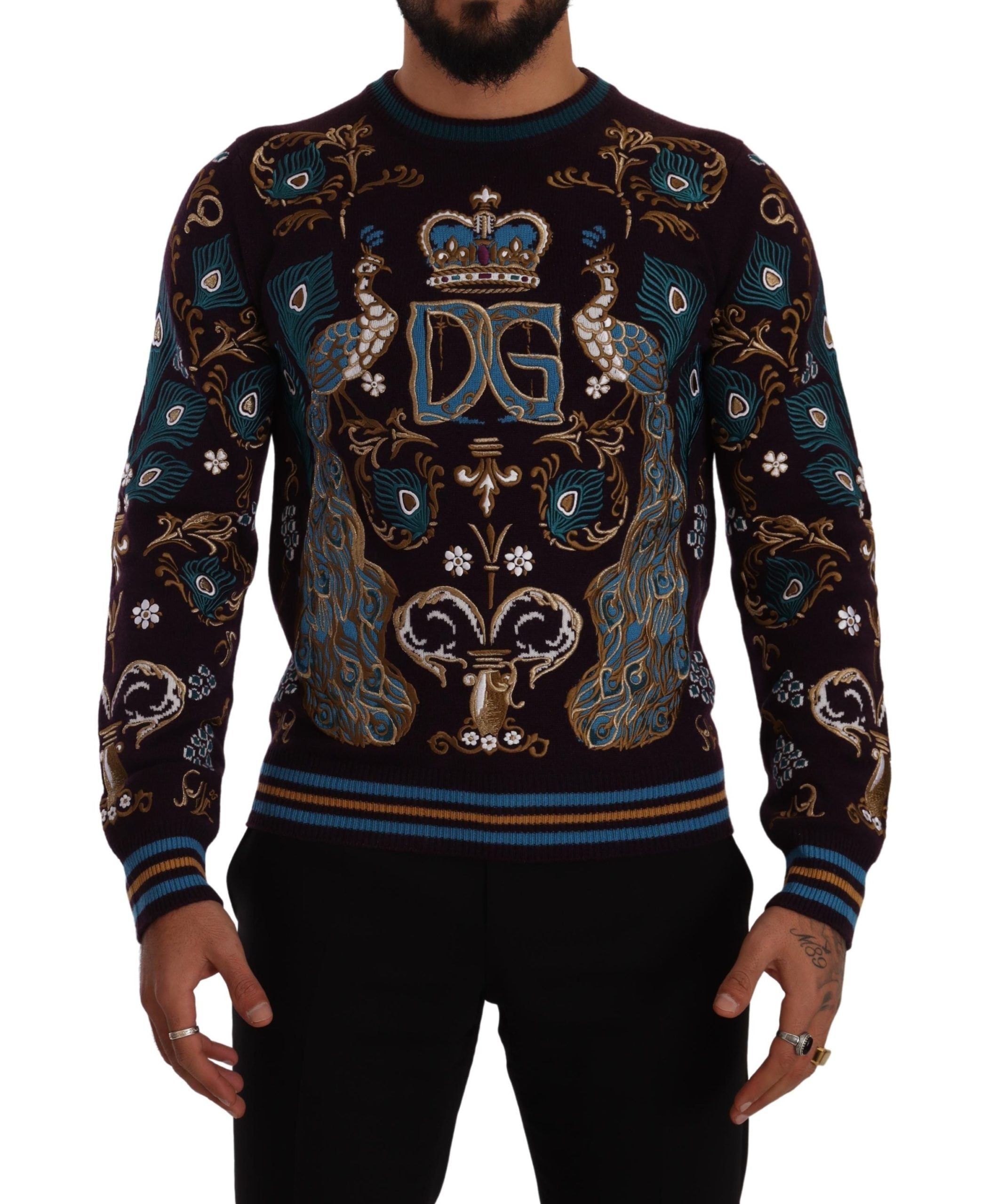 Pull en cachemire Bordeaux Dolce & Gabbana avec broderie de couronne DG, style élégant et confortable.