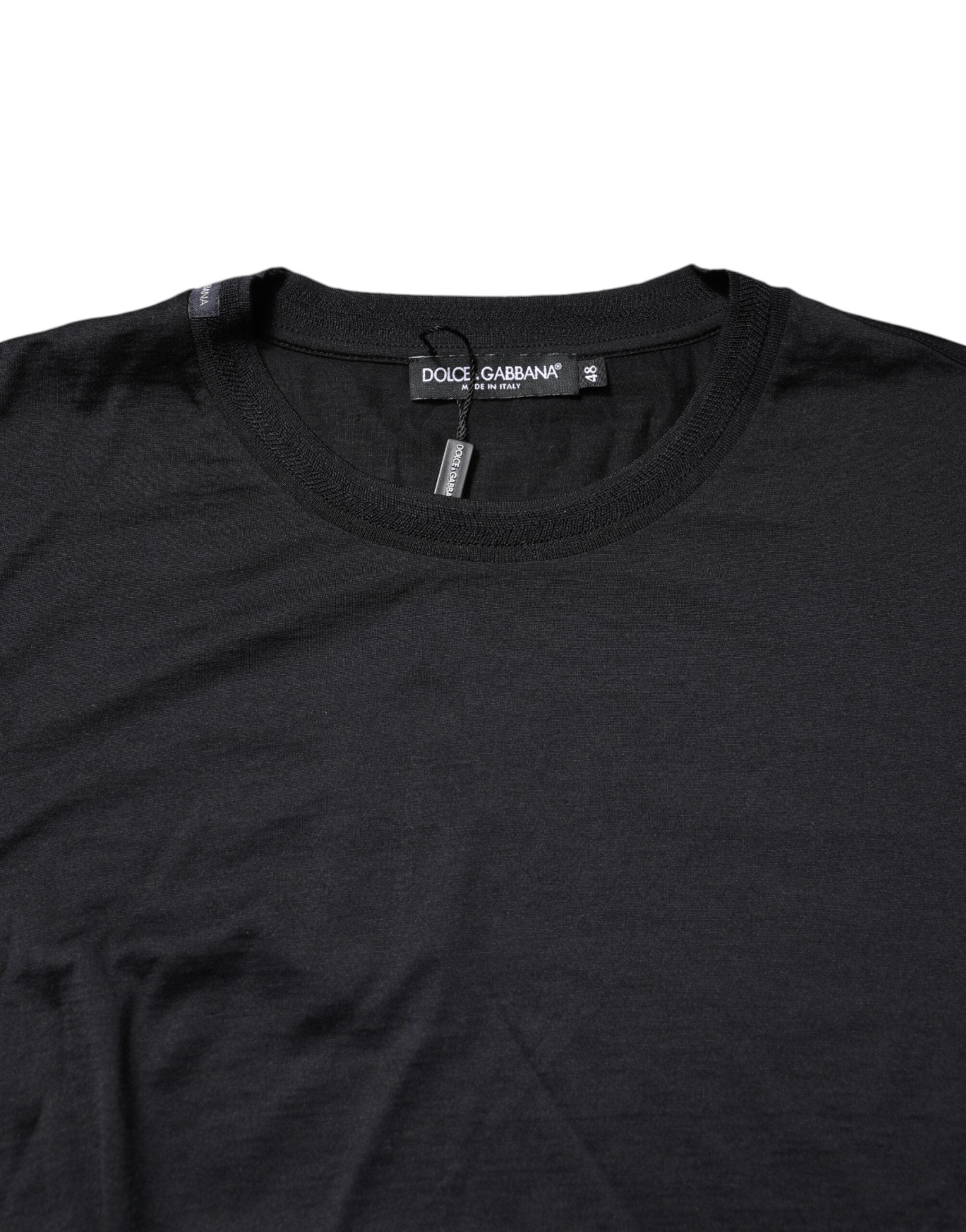 Pull homme en soie bleu foncé Dolce & Gabbana avec col rond, vue de face, détails du pull en gros plan.