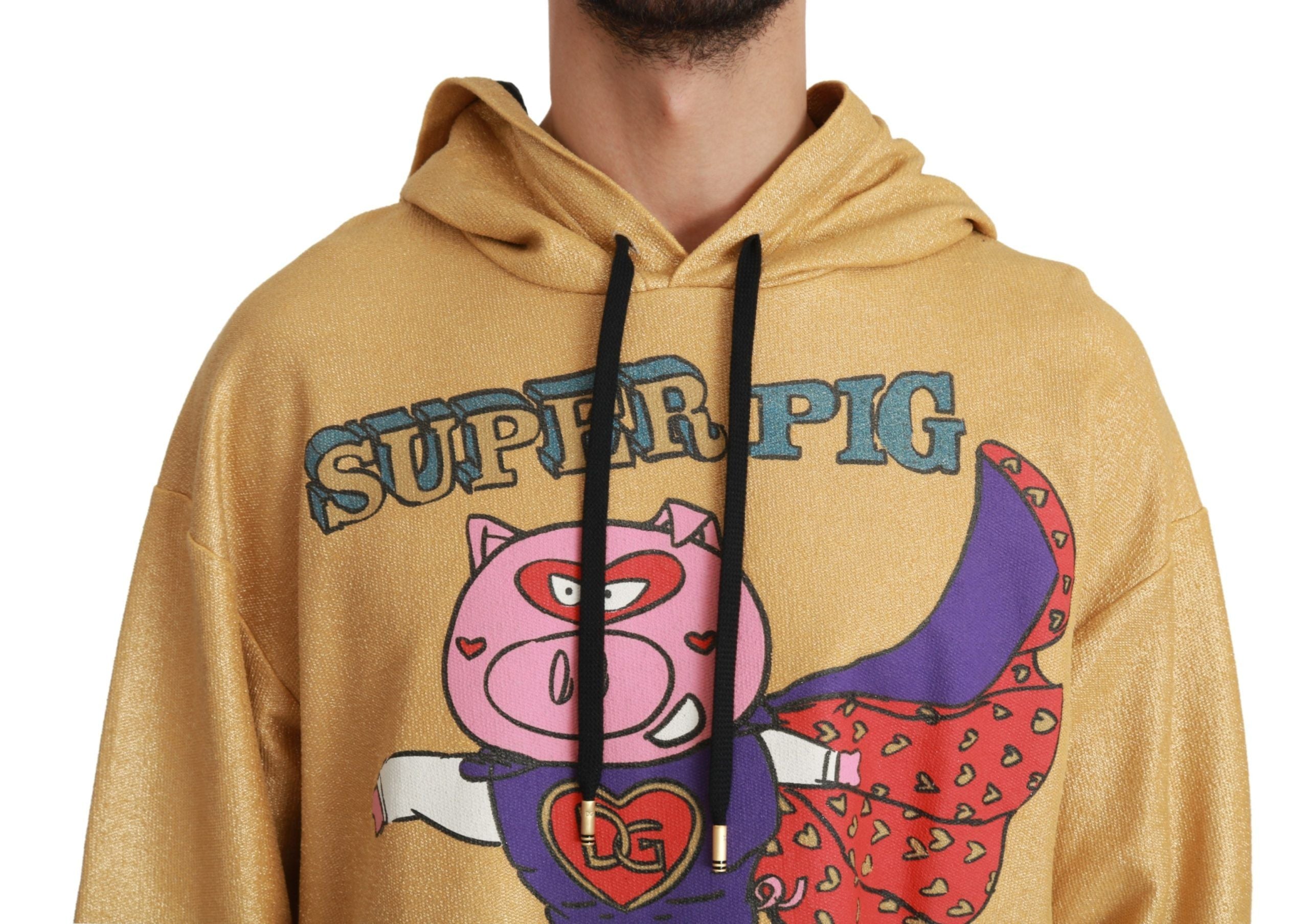Sweat à capuche Dolce & Gabbana Pig of the Year en or, avec motif de cochon, porté sur un modèle, vue de face.