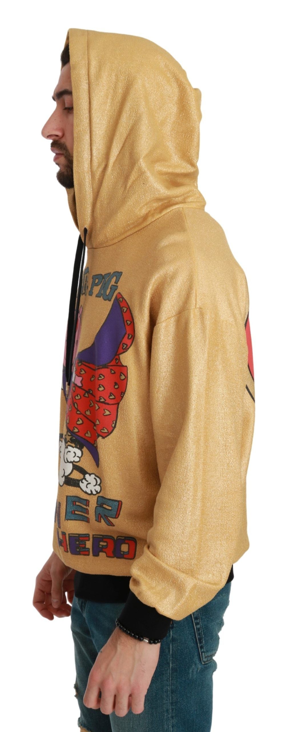 Sweat à capuche Dolce & Gabbana Pig of the Year en or avec logo, détails graphiques, porté sur mannequin.
