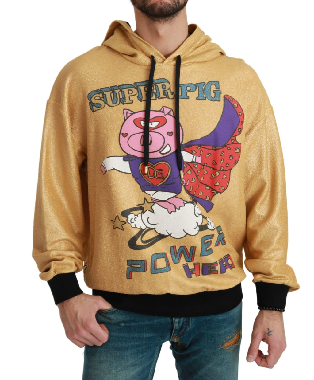 Sweat à capuche Dolce & Gabbana Pig of the Year en or, motif de cochon doré, porté dans un style décontracté et élégant.