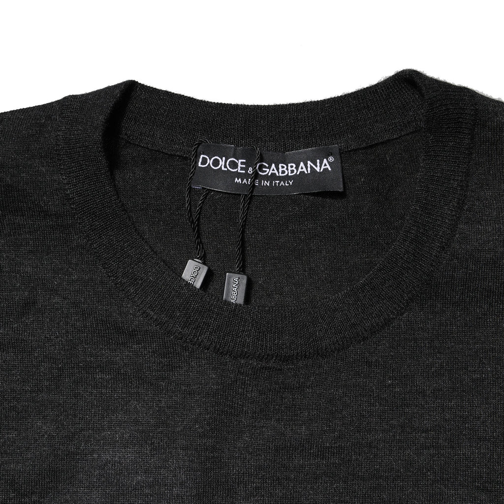 Sweatshirt gris en cachemire Dolce & Gabbana avec col rond, douceur et élégance visible sur le pull.