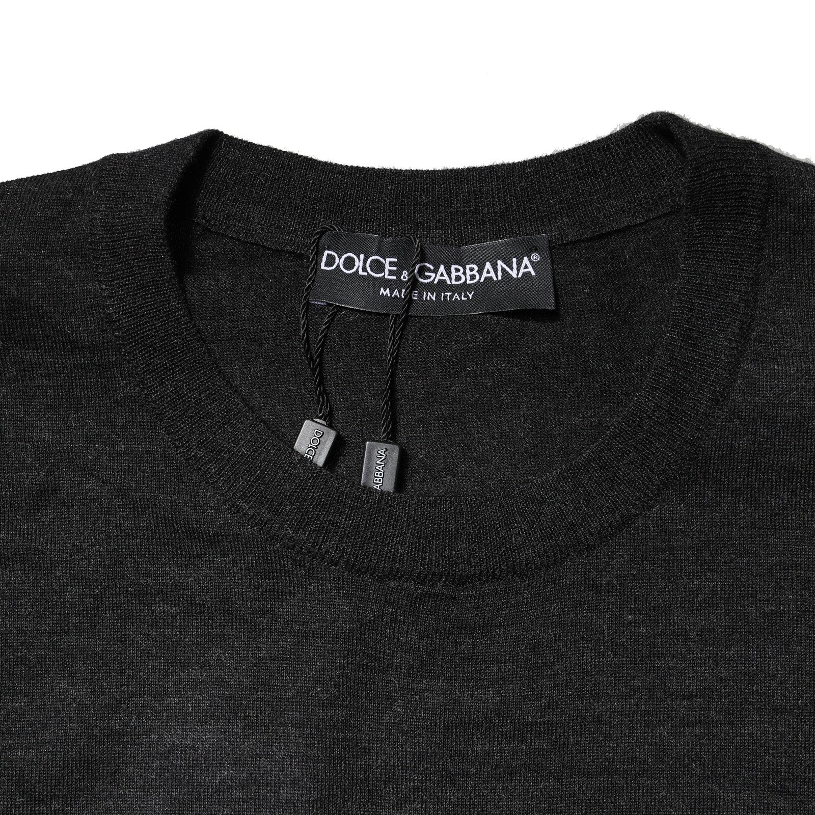 Sweatshirt gris en cachemire Dolce & Gabbana avec col rond, douceur et élégance visible sur le pull.