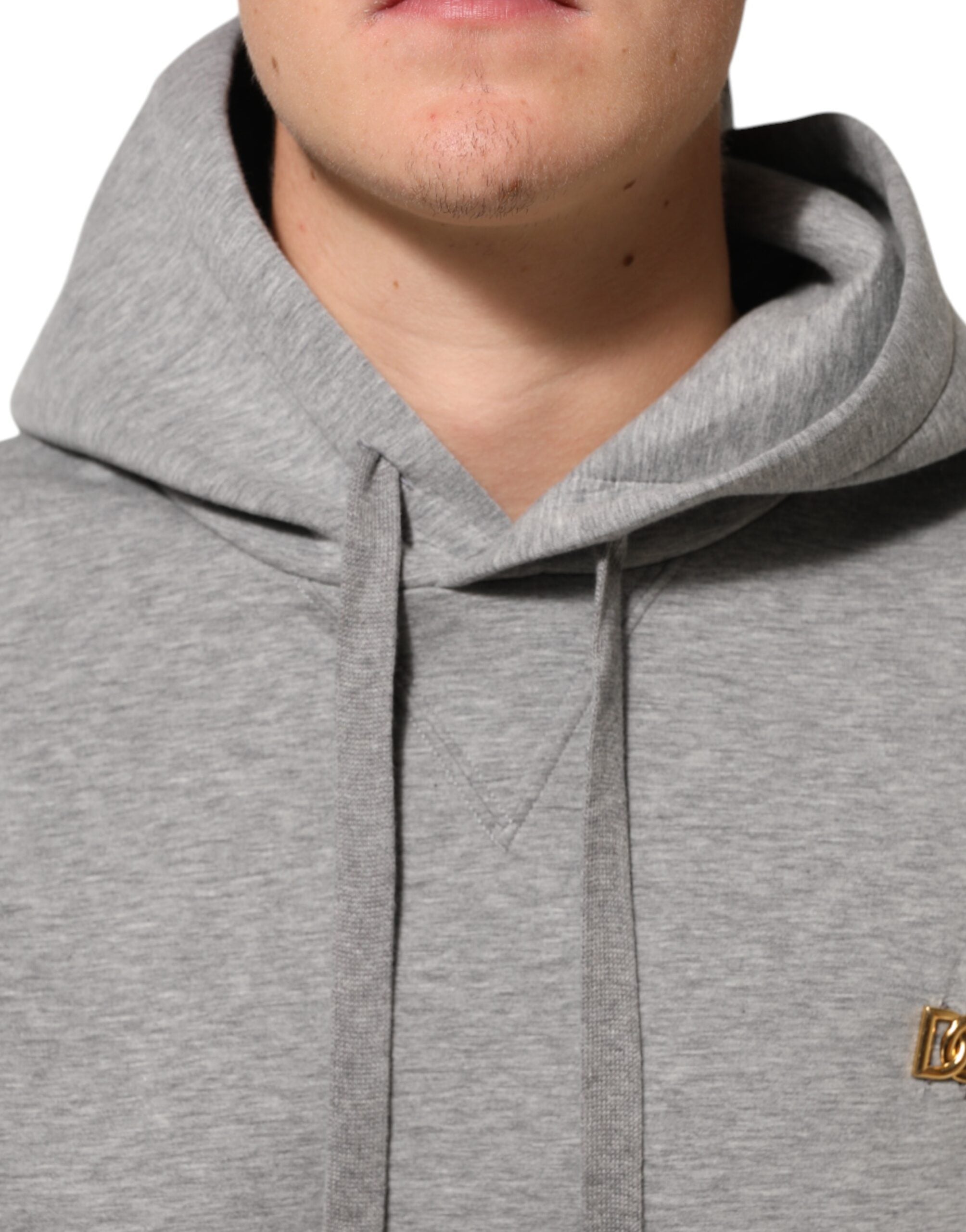 Sweat à capuche en coton gris Dolce & Gabbana avec logo, style décontracté et confort visible sur le vêtement.