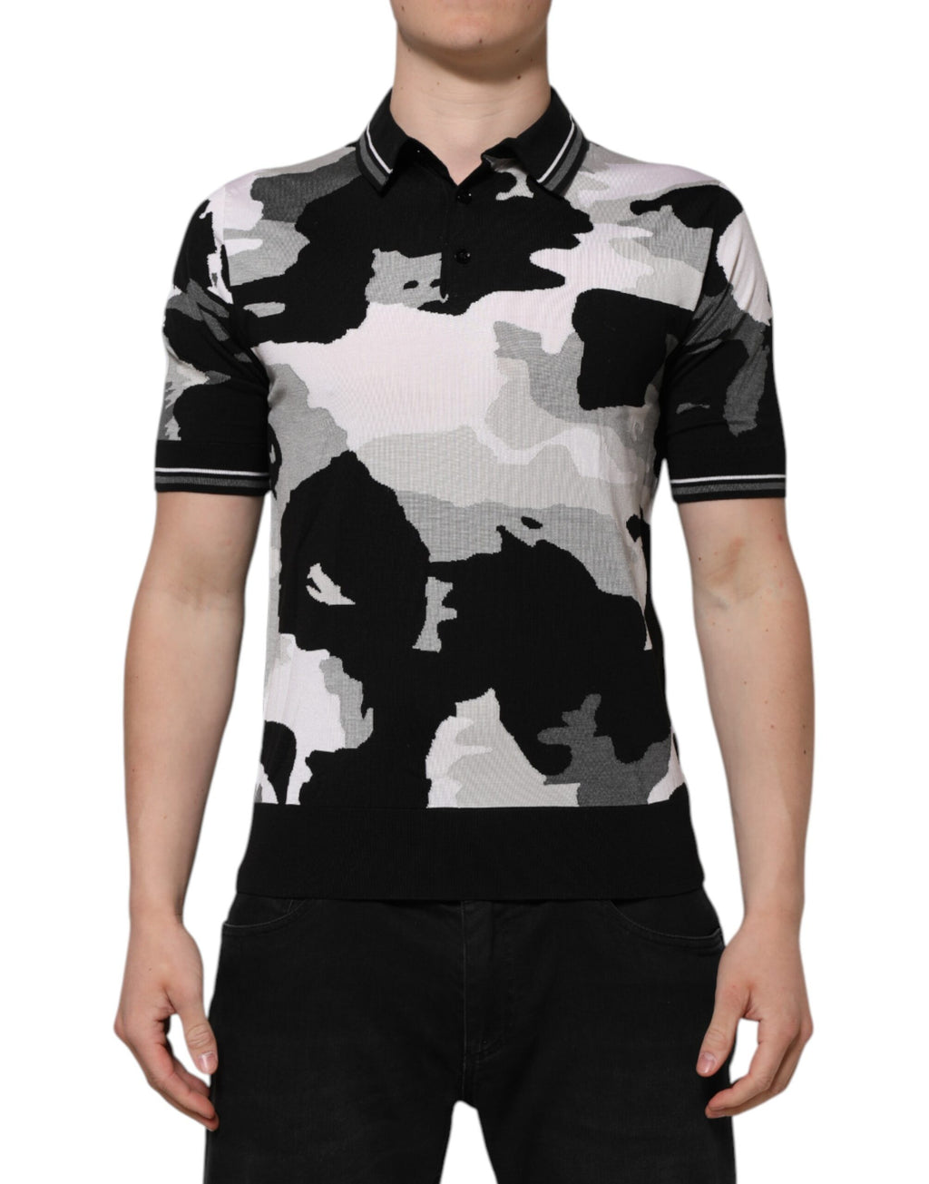 Polo Dolce & Gabbana multicolore avec col en camouflage, t-shirt pour homme, vue de face avec motif coloré.