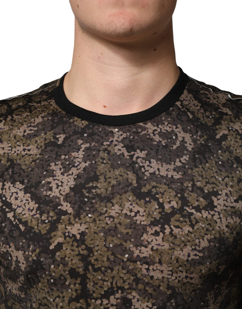 T-shirt à manches longues Dolce & Gabbana multicolore avec motif camouflage, design moderne et style élégant.