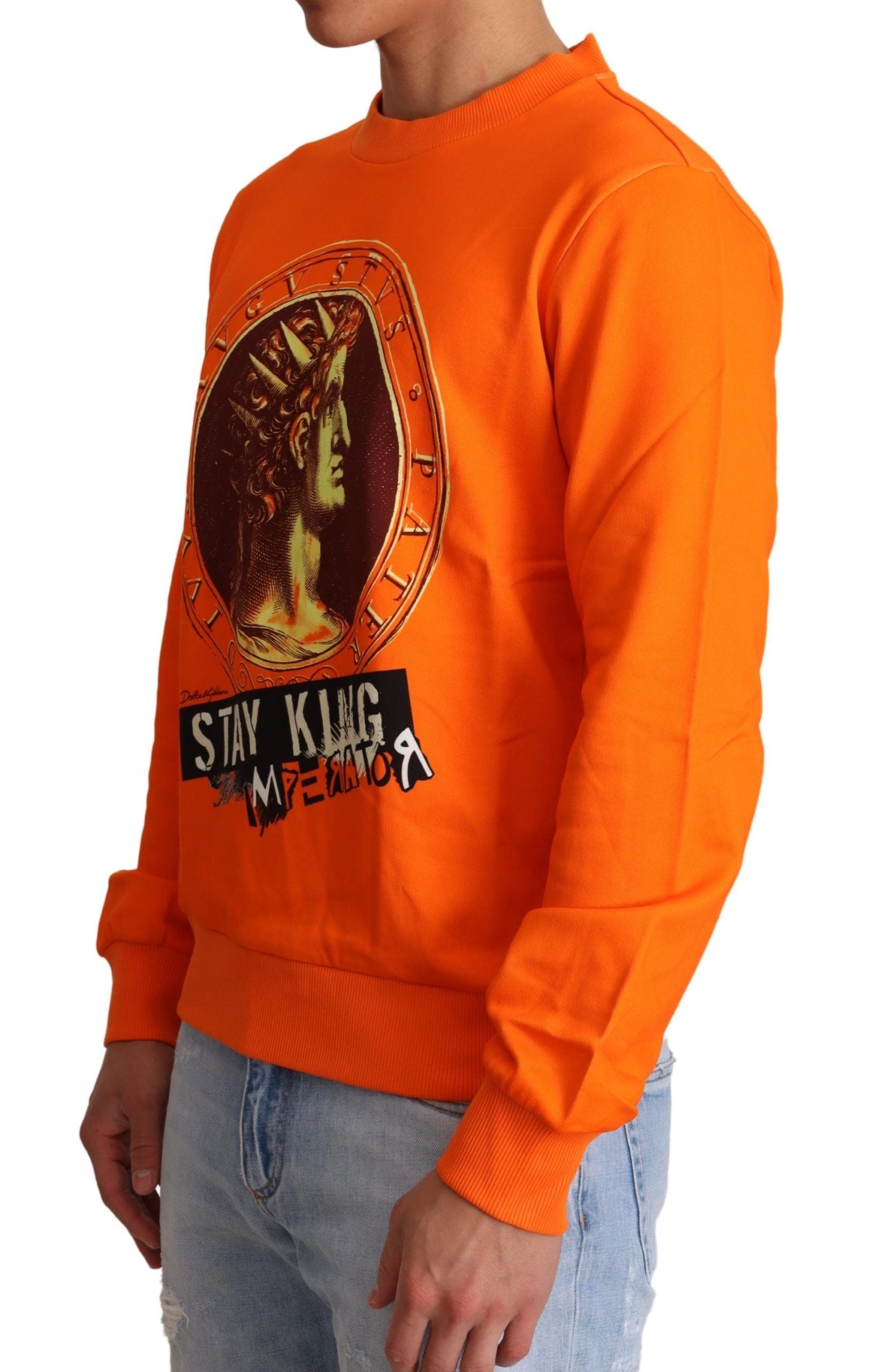 Pull-over Dolce & Gabbana Orange King Ceasar en coton avec logo et design coloré, porté sur mannequin.