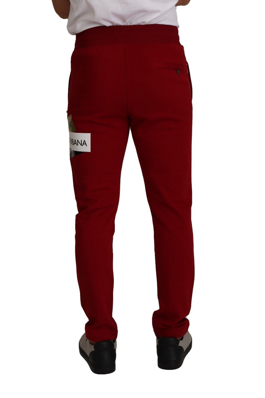 Pantalon de jogging rouge Dolce & Gabbana en coton avec logo patch, style décontracté et confortable.