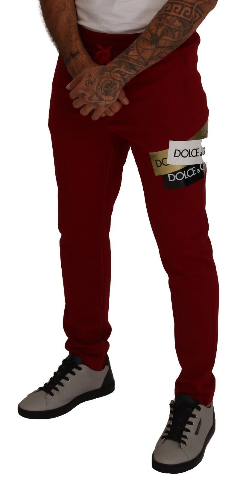 Pantalon de jogging rouge en coton Dolce & Gabbana avec patch logo, confort et style décontracté.