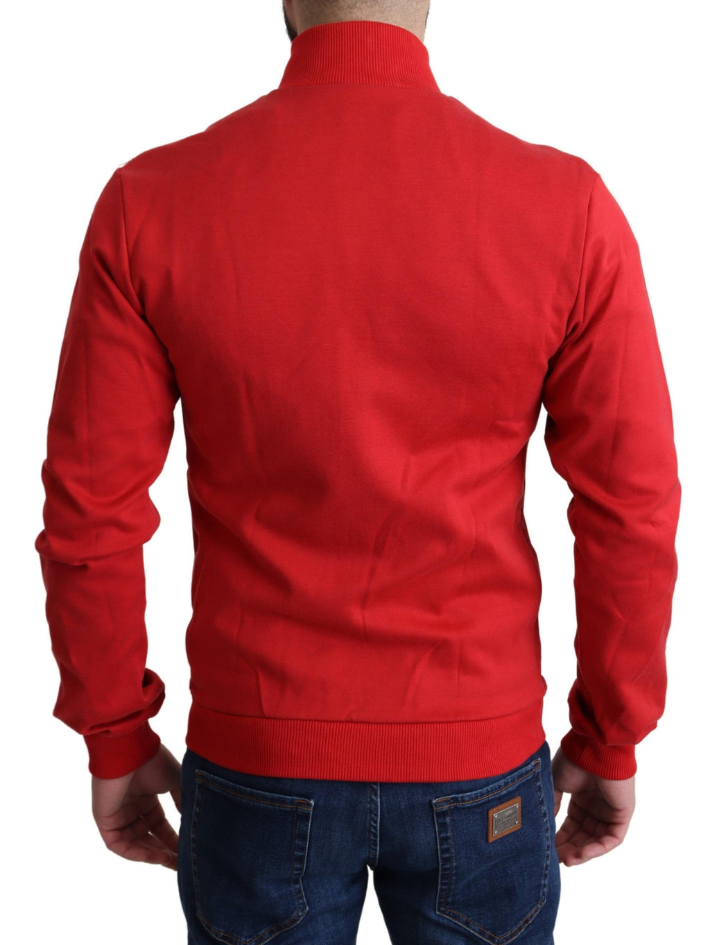 Cardigan zippé rouge Dolce & Gabbana DG Motor Club, style moderne avec logo distinctif, porté sur un mannequin.