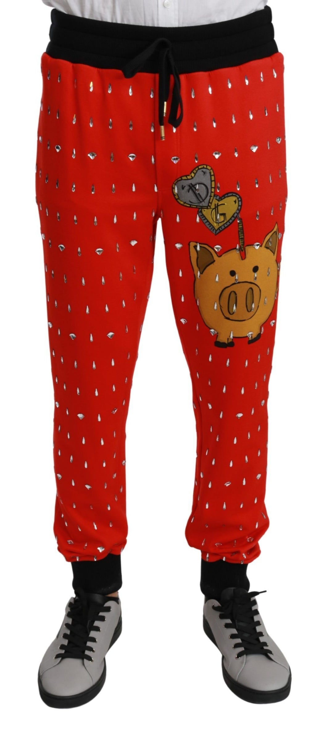 Pantalons Dolce & Gabbana en coton rouge avec cristaux, style poupée porcine, vue de face sur fond blanc.