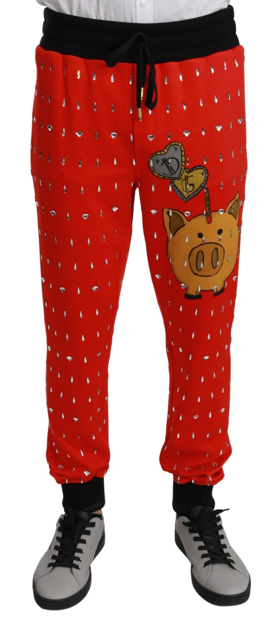 Pantalons Dolce & Gabbana en coton rouge avec cristaux, style poupée porcine, vue de face sur fond blanc.