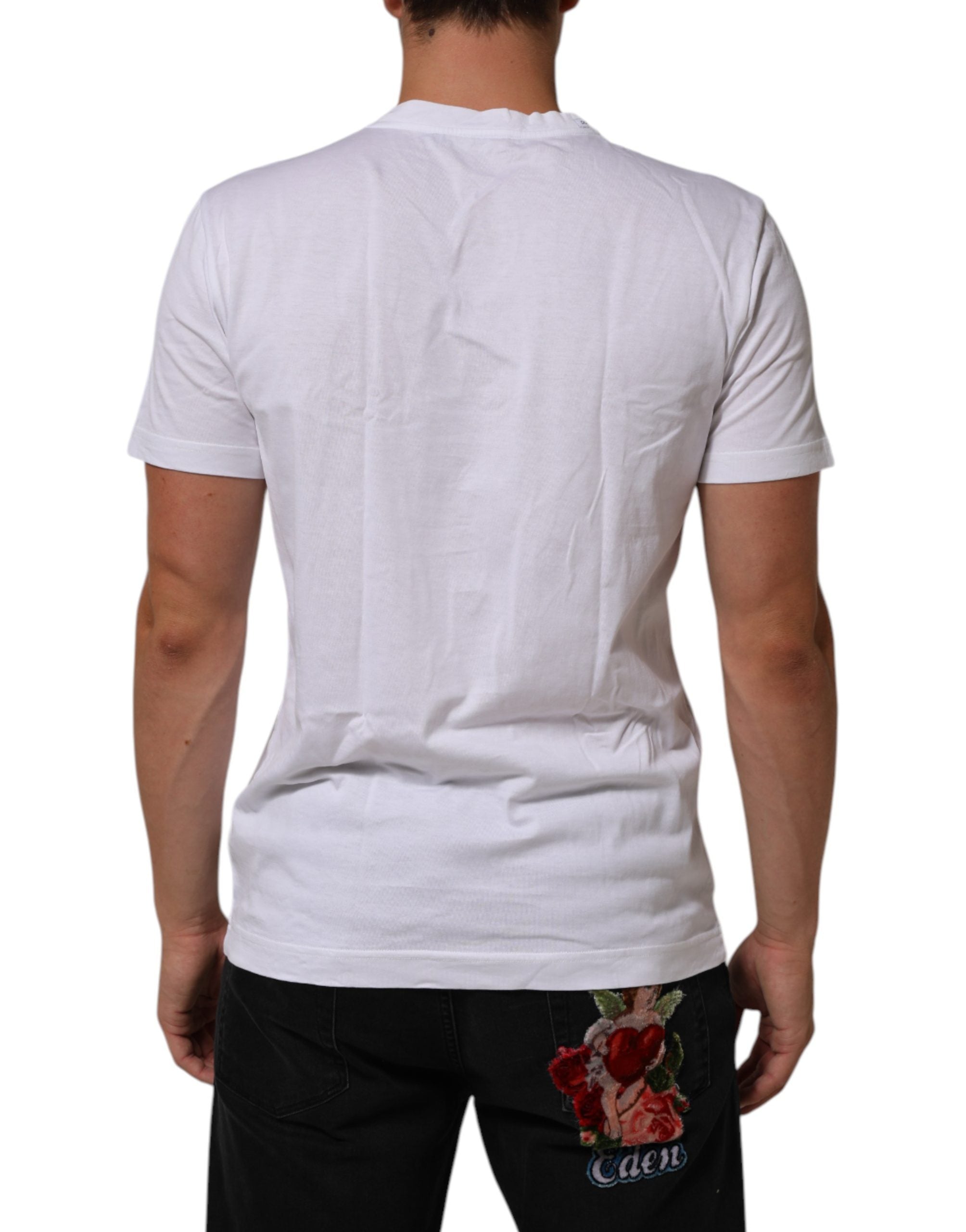 T-shirt blanc en coton Dolce & Gabbana DG Love avec patch au col rond, image montrant le design et la texture du vêtement.