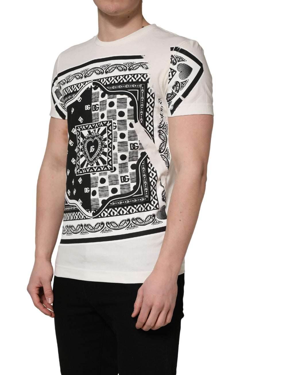 T-shirt blanc pour homme Dolce & Gabbana en coton avec motif bandana logo, style élégant et décontracté.
