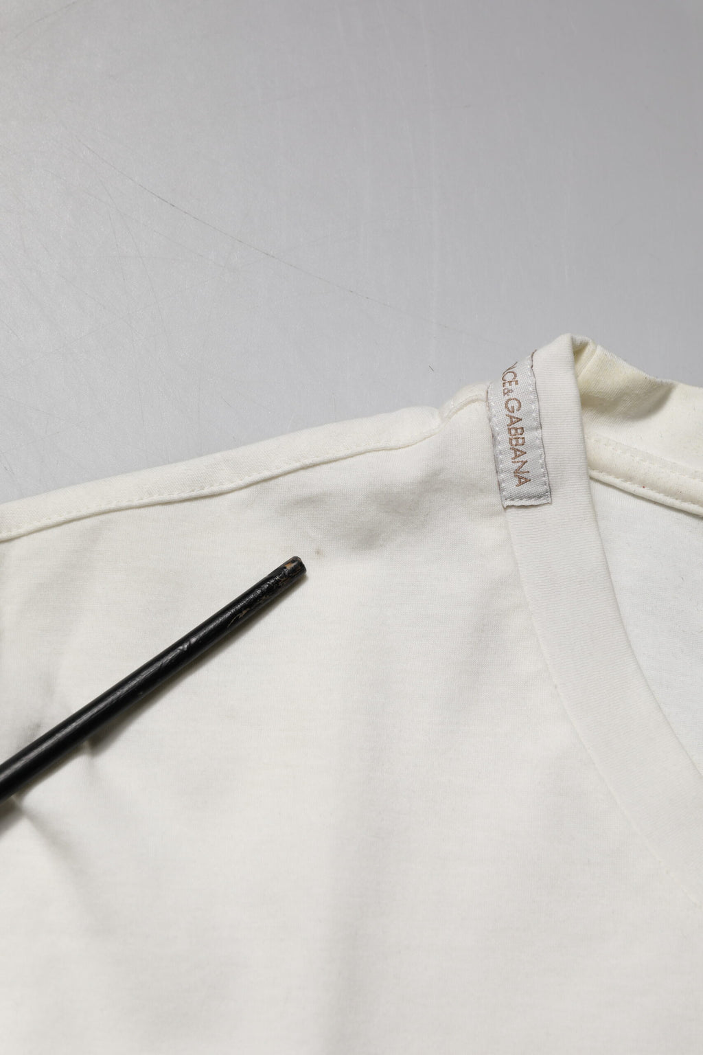 T-shirt blanc en coton Dolce & Gabbana avec logo et motif bandana, vue de face, détails visibles sur le tissu et le design.