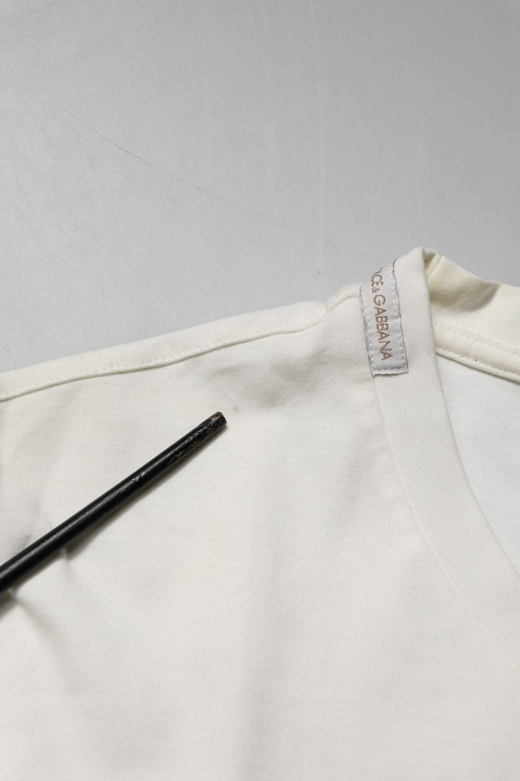 T-shirt blanc en coton Dolce & Gabbana avec logo et motif bandana, vue de face, détails visibles sur le tissu et le design.