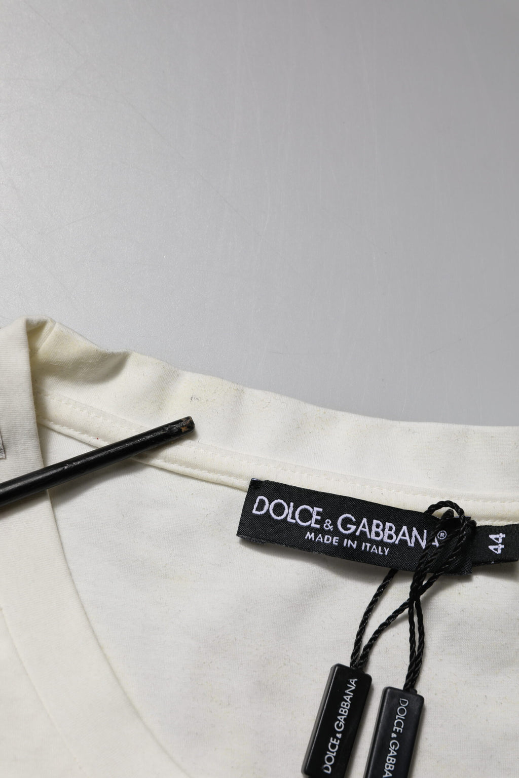 T-shirt blanc en coton Dolce & Gabbana avec logo et motif bandana, vue de face, détails visibles.