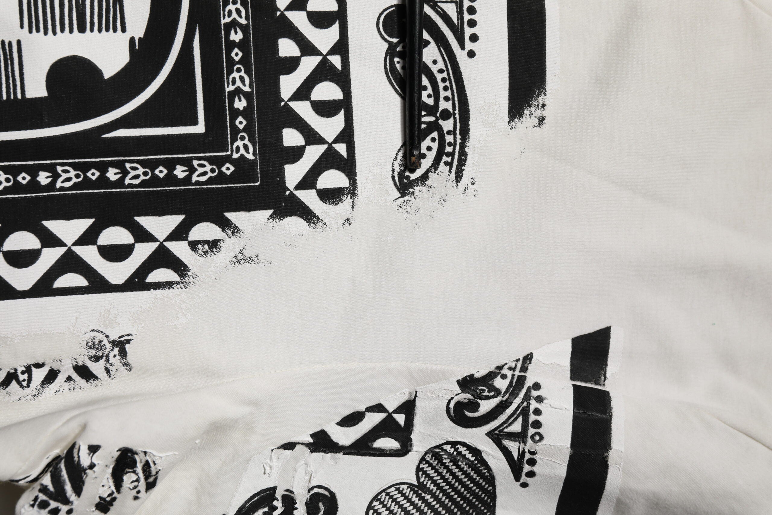 T-shirt blanc Dolce & Gabbana en coton avec logo et motif bandana, vue de face.