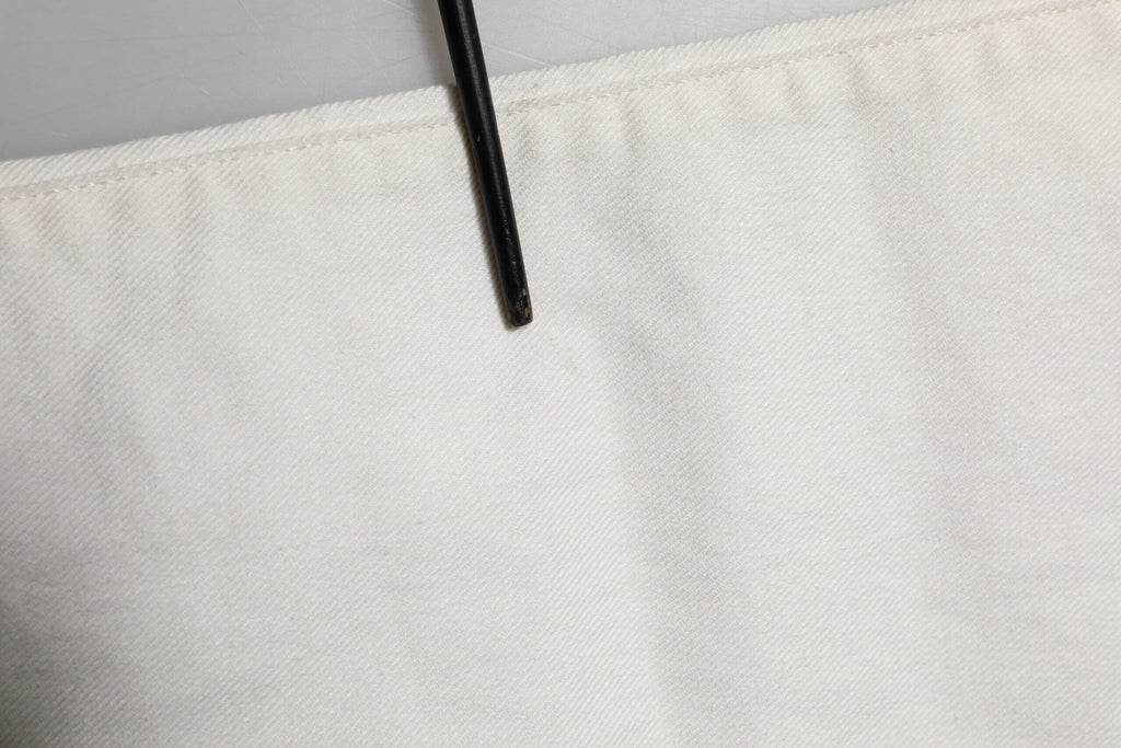 Jean homme skinny en denim blanc Dolce & Gabbana, coton, ajusté, avec détails modernes visibles sur l'image.