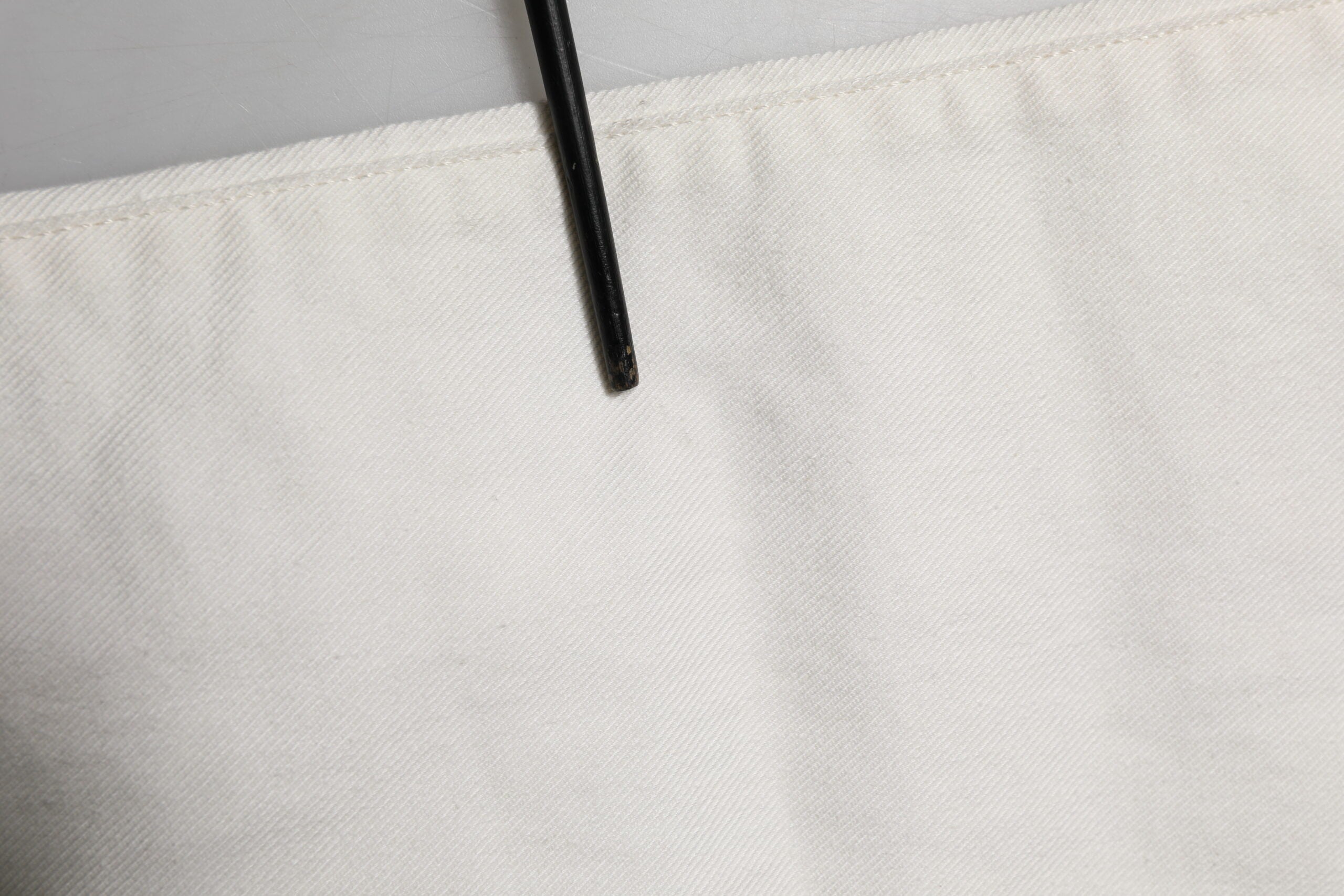 Jean homme skinny en denim blanc Dolce & Gabbana, coton, ajusté, avec détails modernes visibles sur l'image.