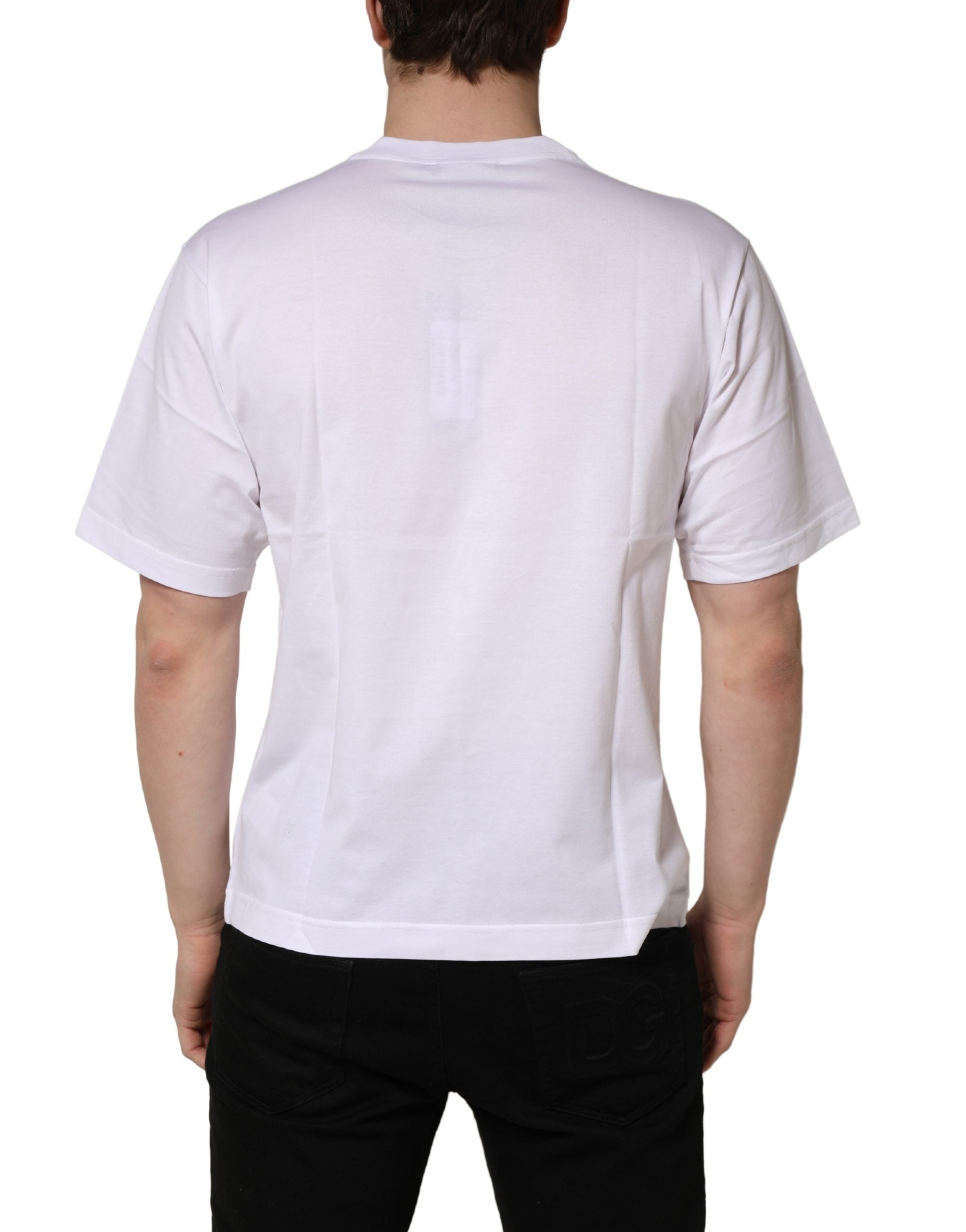 T-shirt blanc en coton Dolce & Gabbana avec logo métallique DG à manches courtes, visible sur l'image.