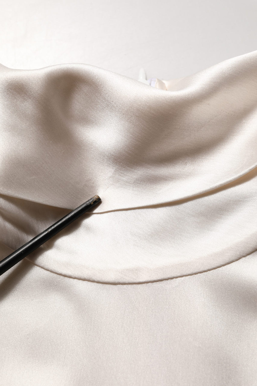 Pull à col roulé en soie blanche Dolce & Gabbana, manches longues, élégant et doux.