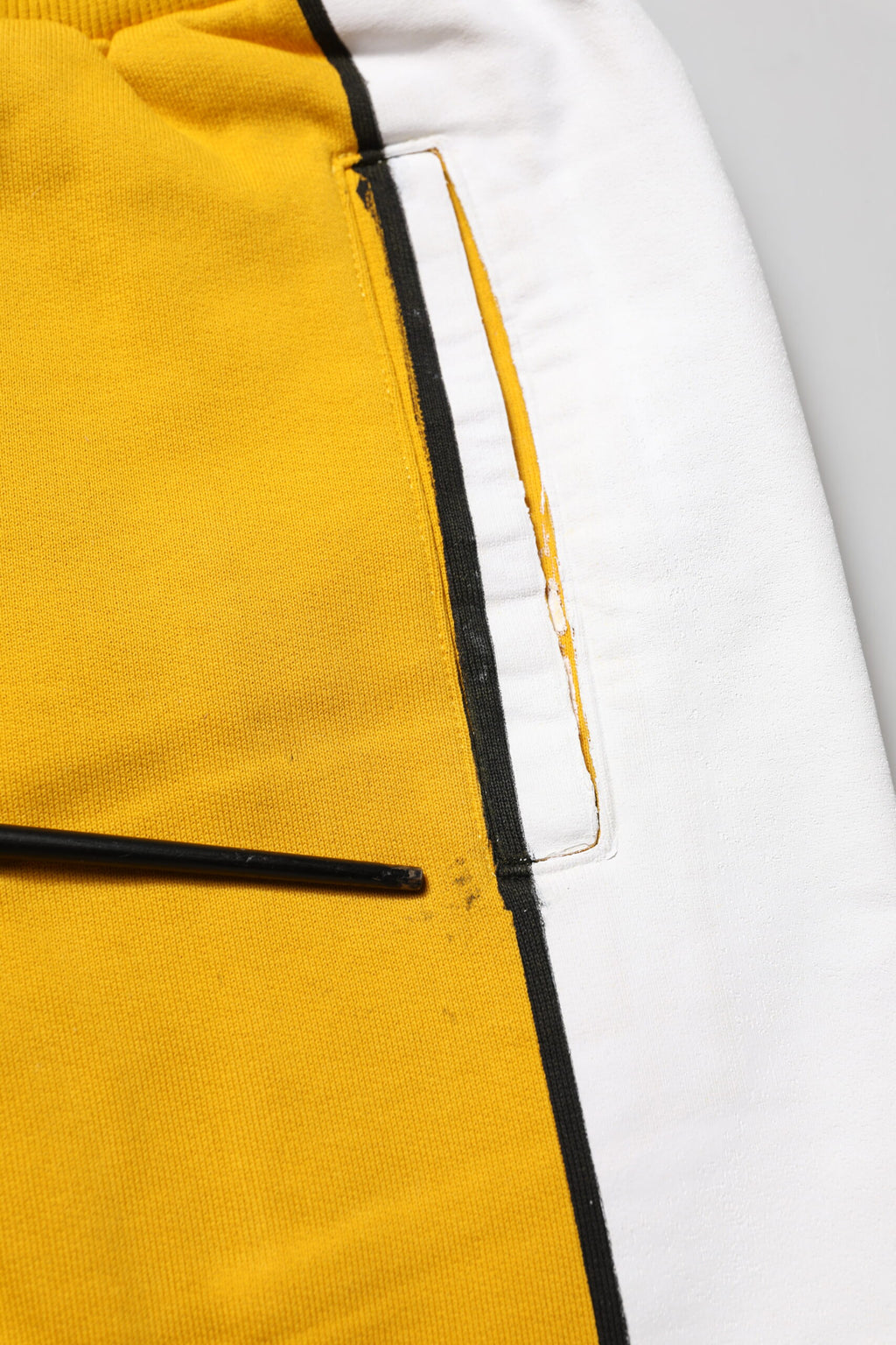 Pantalon jogging en coton jaune Dolce & Gabbana, style décontracté avec coupe ajustée et détails modernes.