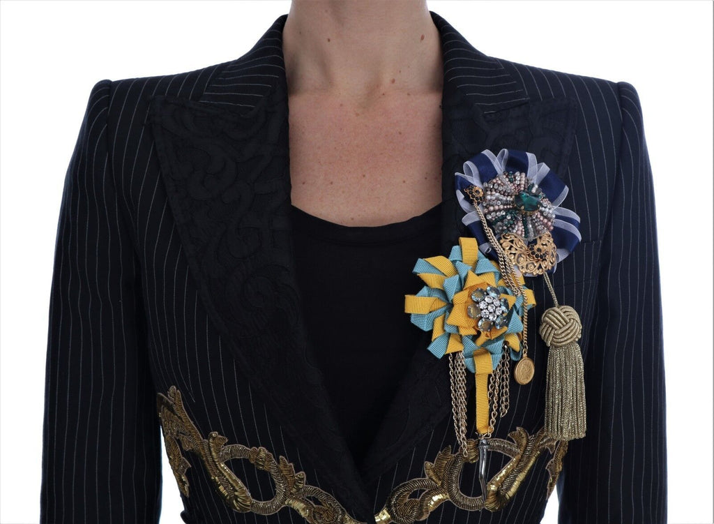 Blazer noir Dolce & Gabbana avec cristaux, détail élégant et fantaisiste, porté sur un mannequin.