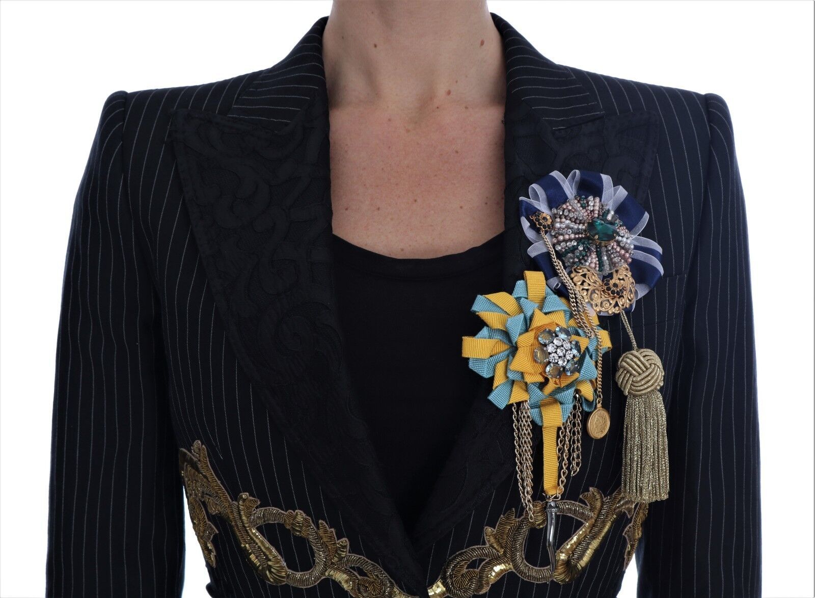 Blazer noir Dolce & Gabbana avec cristaux, détail élégant et fantaisiste, porté sur un mannequin.