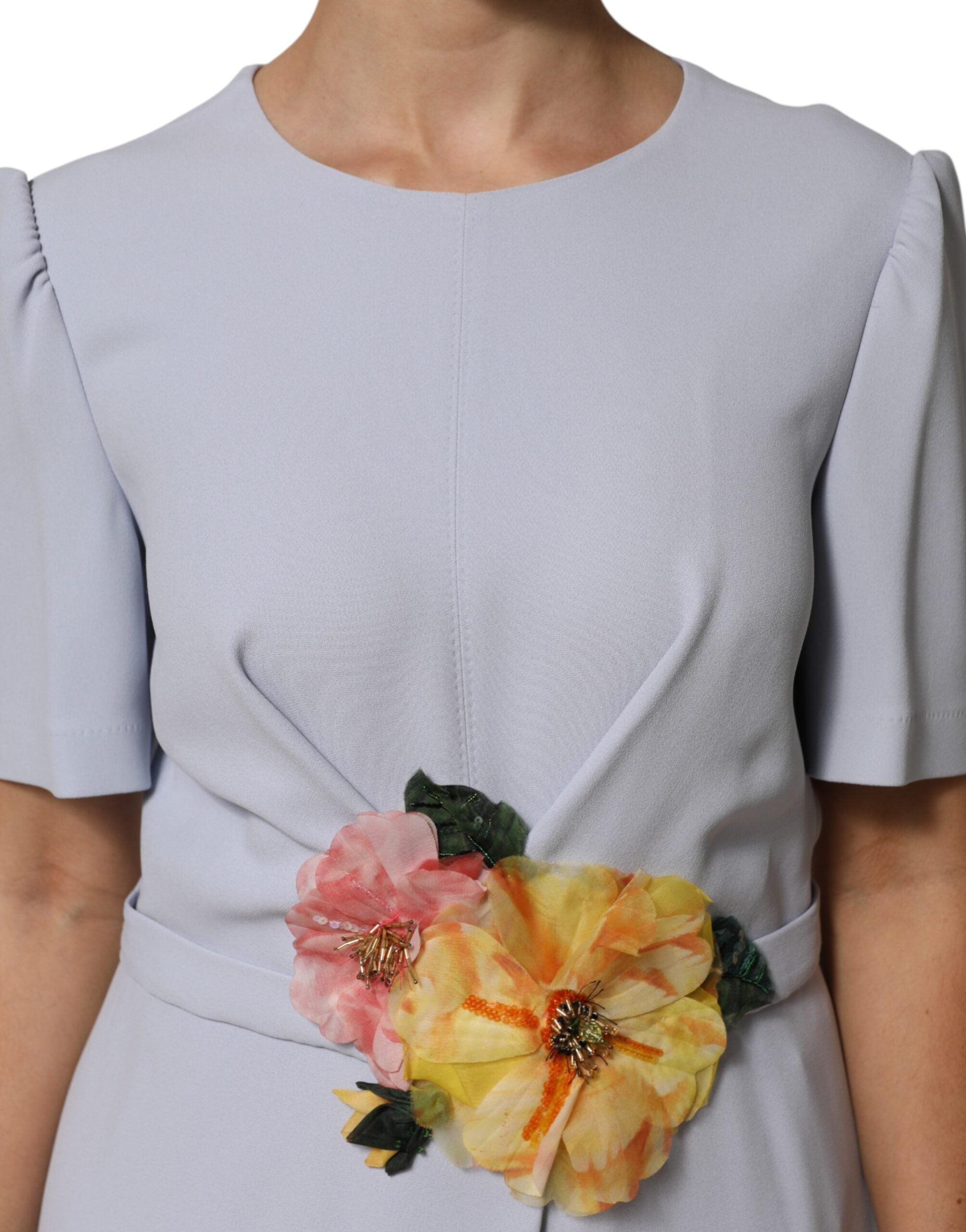 Robe fluide en viscose avec appliqués floraux de la marque Dolce & Gabbana Light Blue, manches courtes et style élégant.