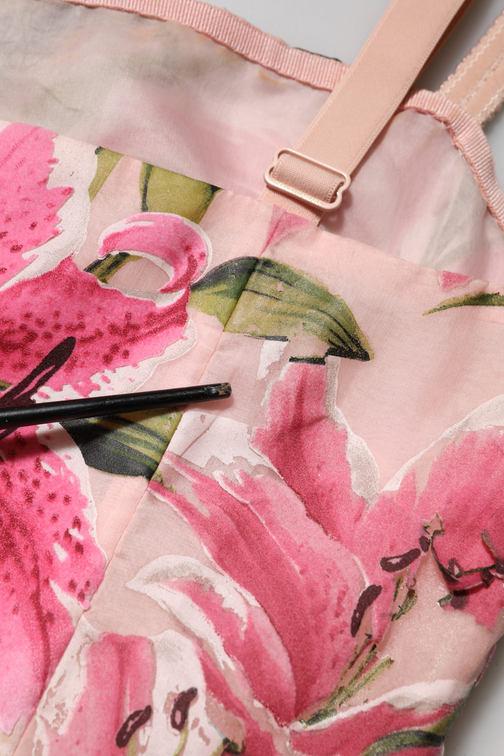 Robe midi sans manches Dolce & Gabbana rose et lys floral, impression print rose rose, élégante et féminine.