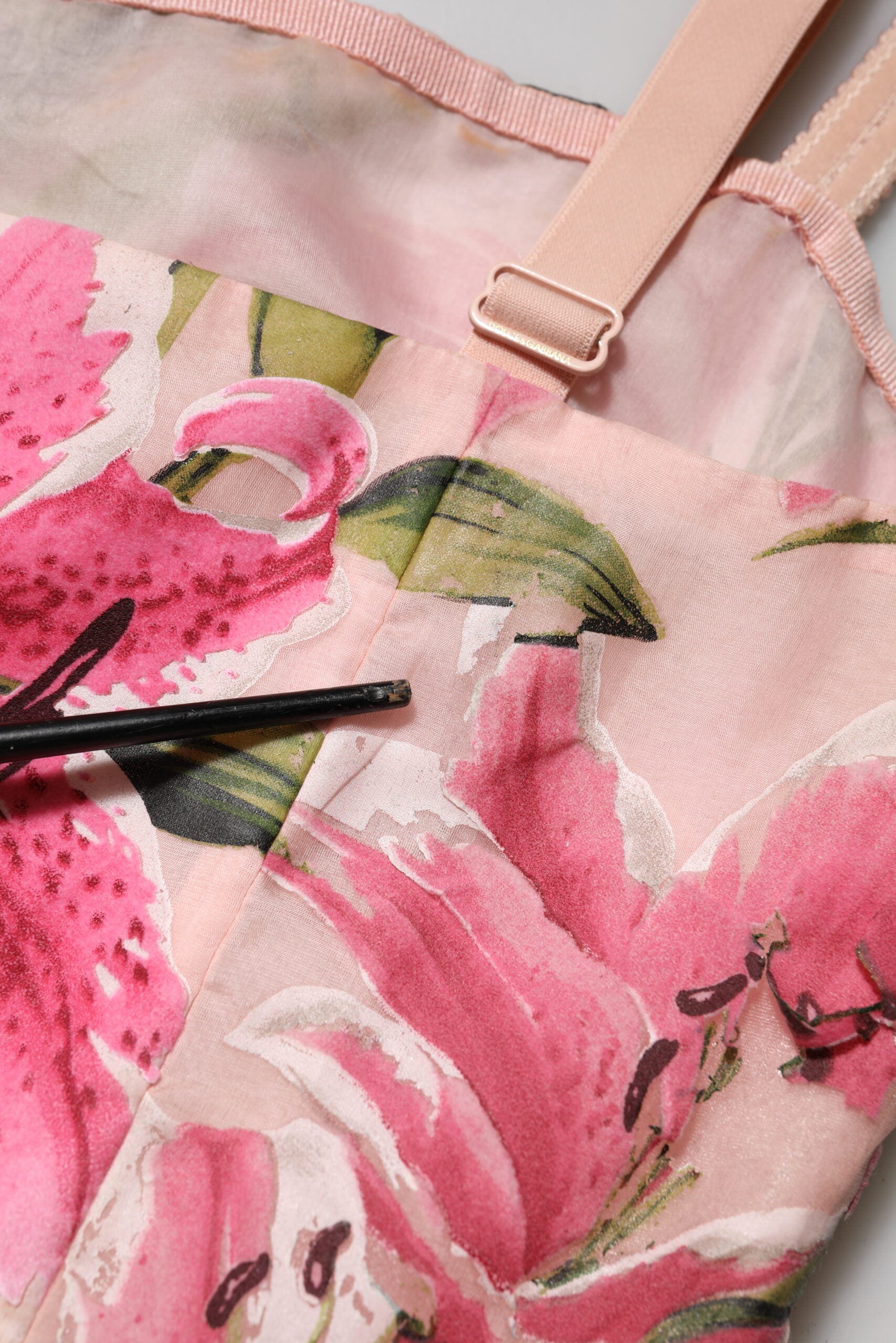 Robe midi sans manches Dolce & Gabbana rose et lys floral, impression print rose rose, élégante et féminine.