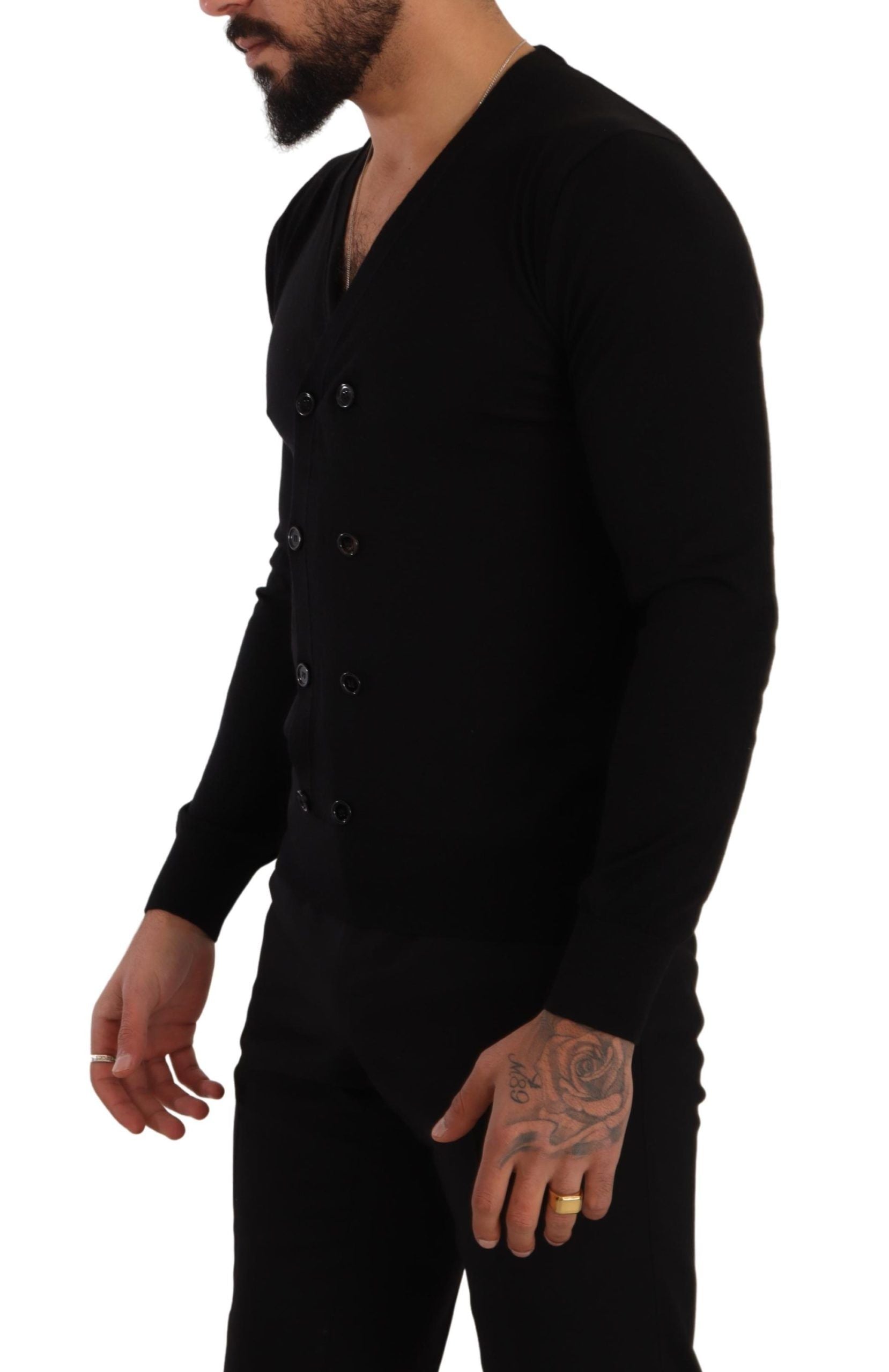 Pull en cachemire noir Dolce & Gabbana avec boutons, cardigan élégant et confortable, porté sur un modèle.