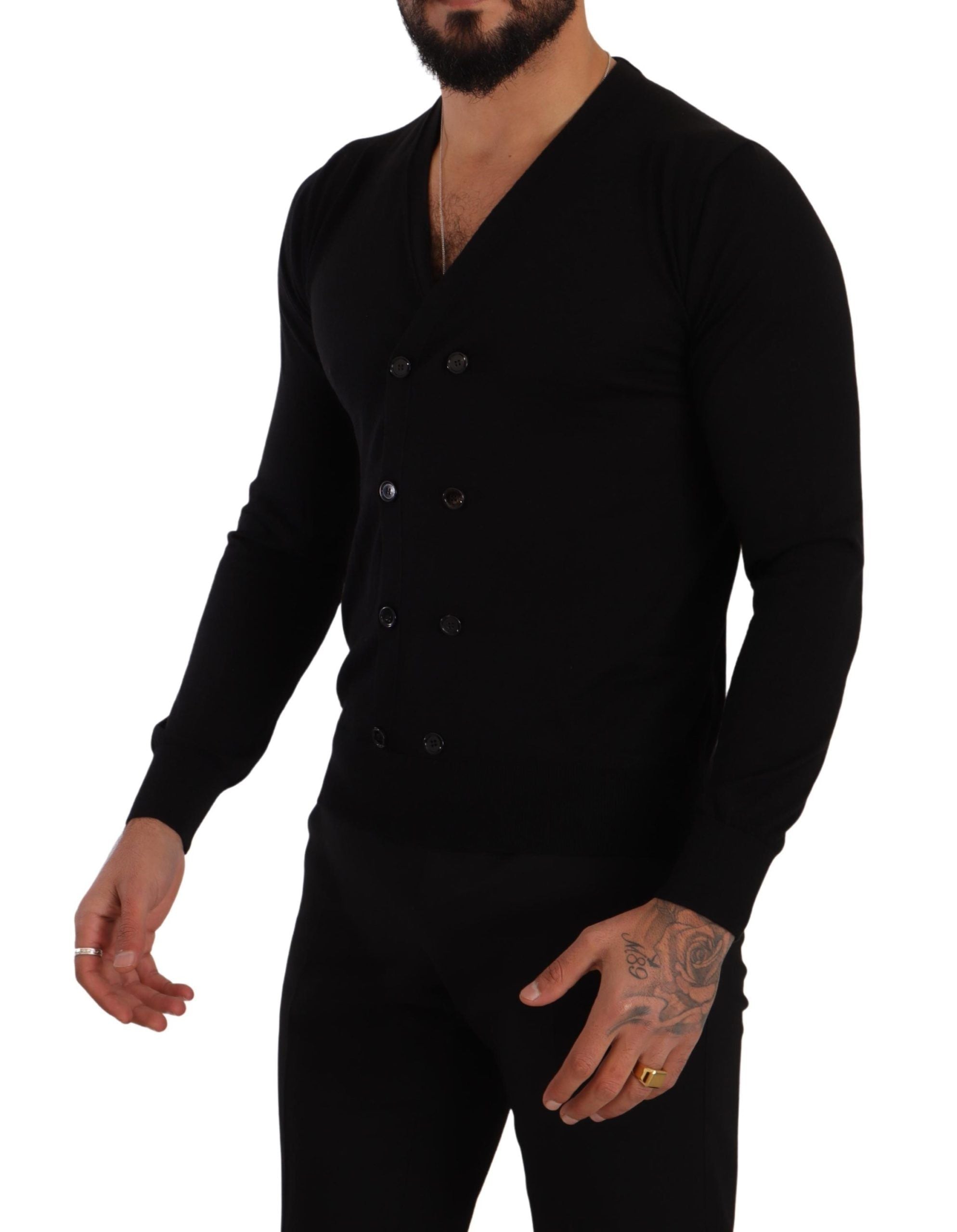 Cardigan noir en cachemire Dolce & Gabbana à boutons, doux et élégant, porté sur un modèle.