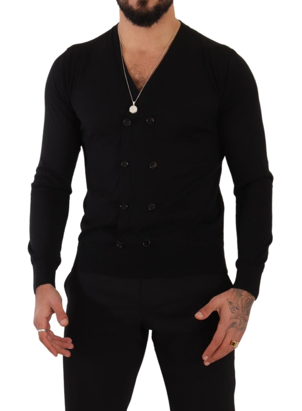 Pull en cachemire noir Dolce & Gabbana avec boutons, cardigan élégant et chaud, porté en mode décontracté.