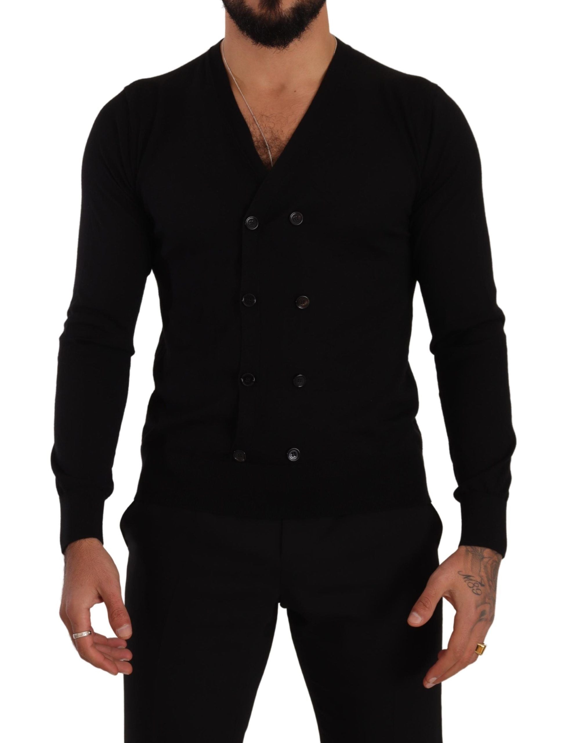 Pull en cachemire noir Dolce & Gabbana avec boutons, cardigan élégant et chaud, porté sur un modèle.